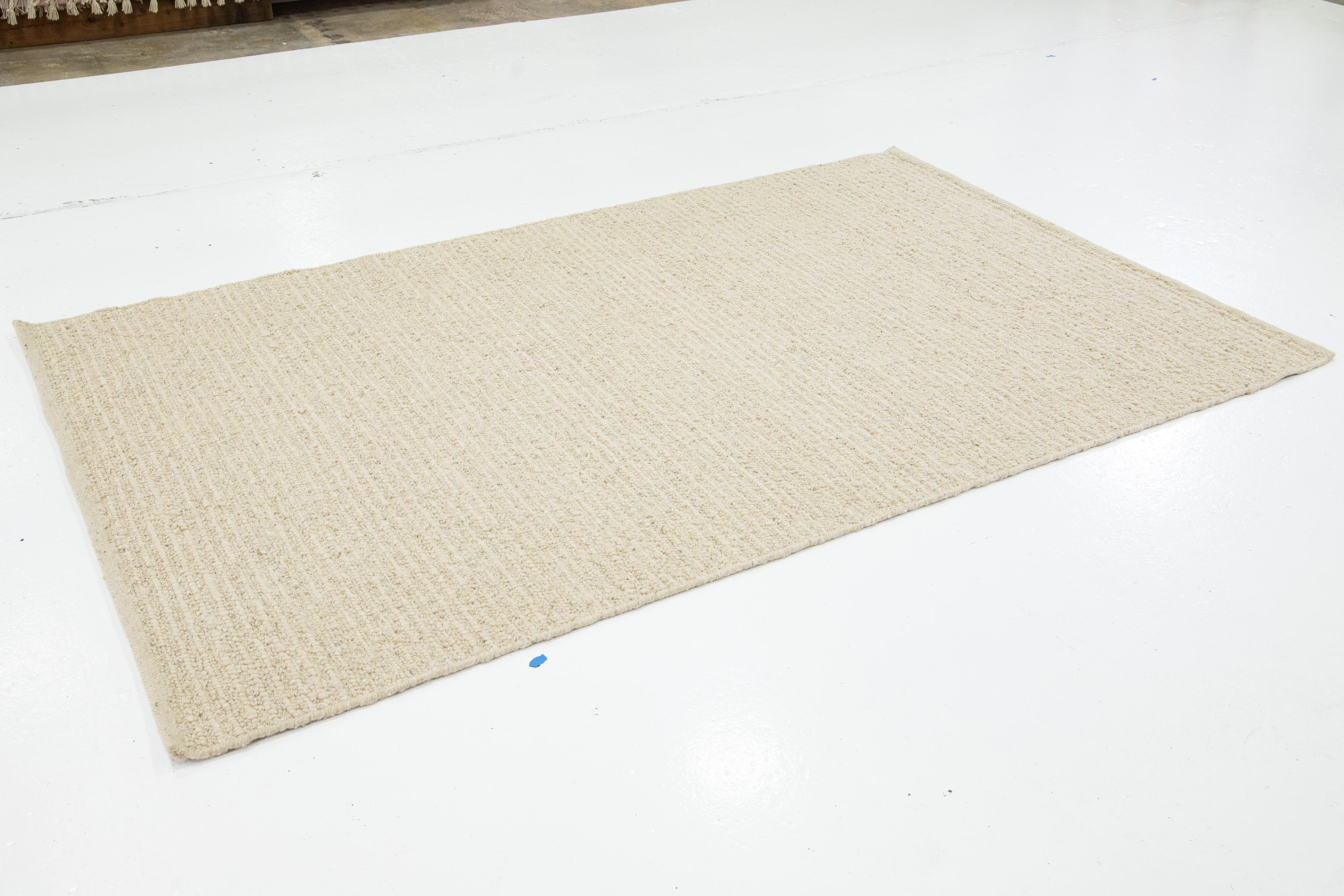 Moderner handgefertigter Wollteppich in Beige mit Filz von Apadana (Handgewebt) im Angebot