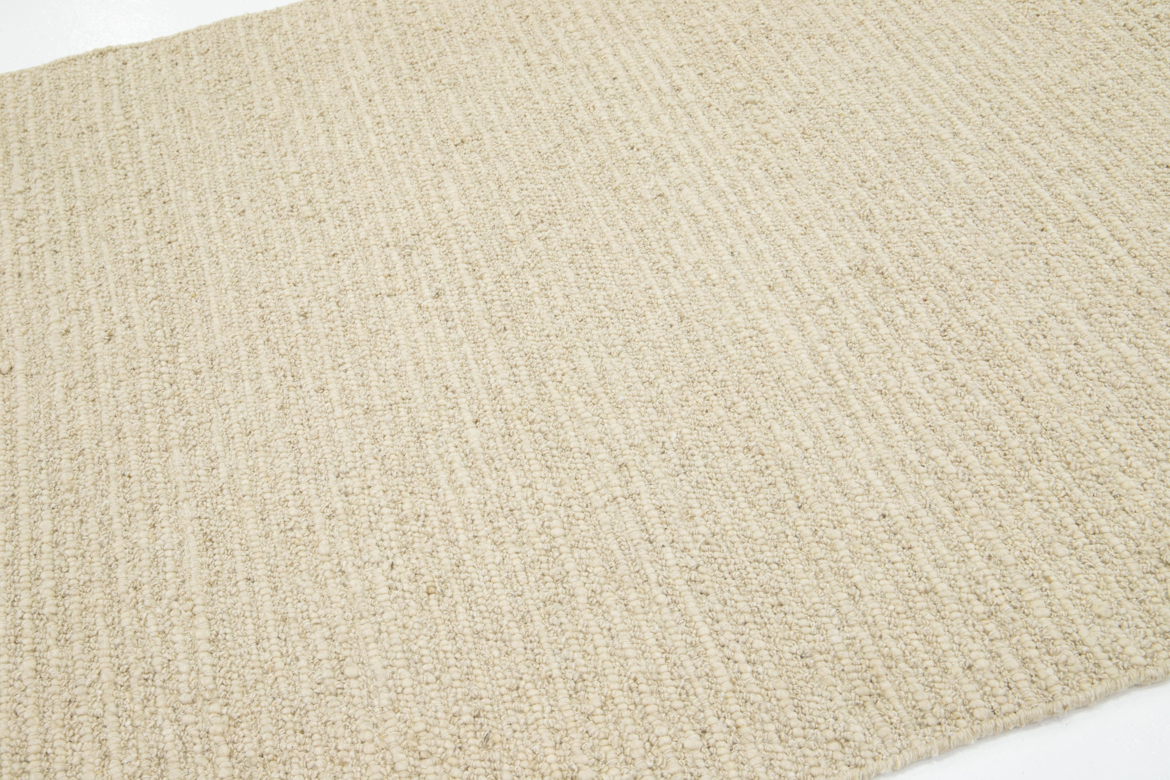 Moderner handgefertigter Wollteppich in Beige mit Filz von Apadana im Zustand „Neu“ im Angebot in Norwalk, CT