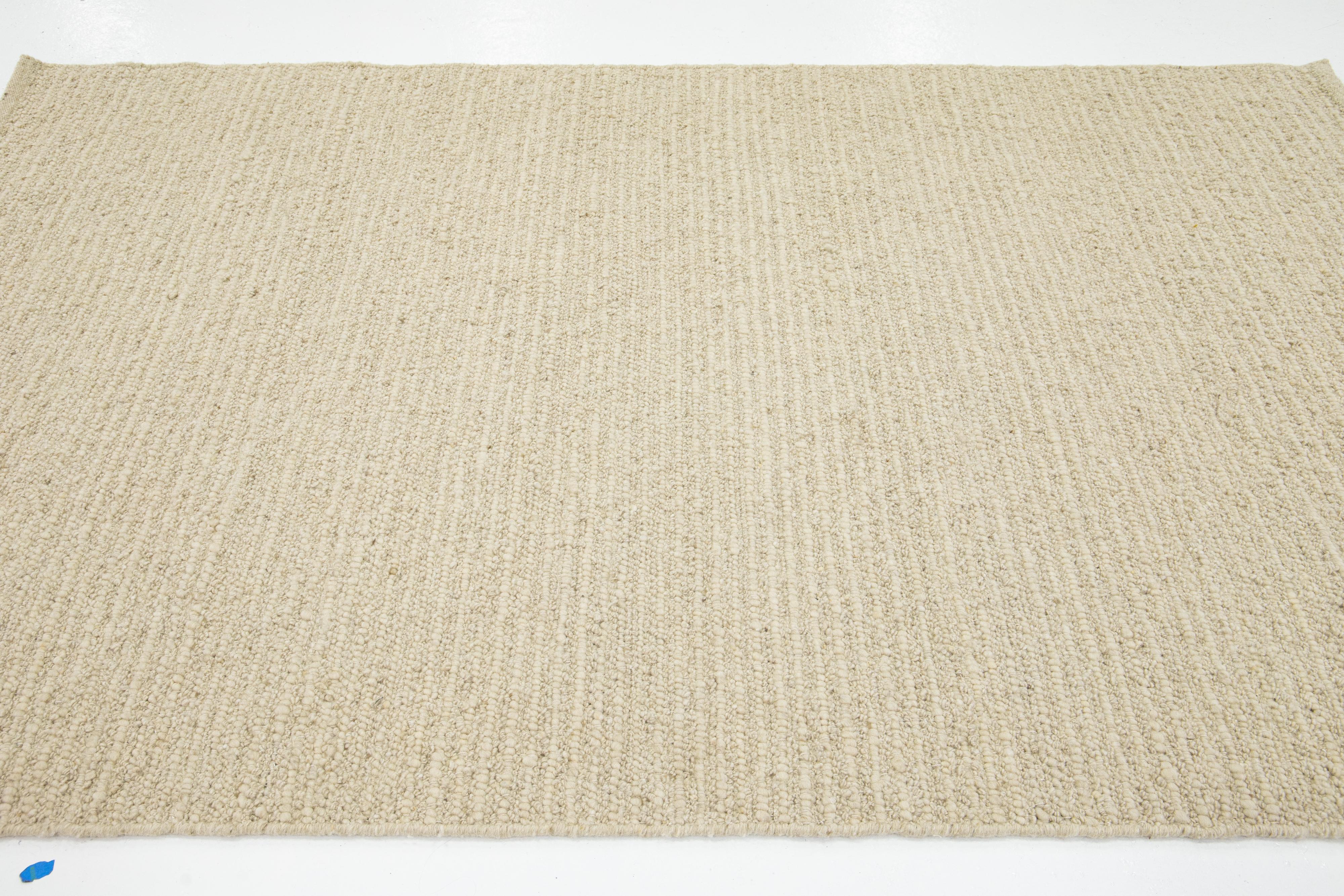 Moderner handgefertigter Wollteppich in Beige mit Filz von Apadana (21. Jahrhundert und zeitgenössisch) im Angebot