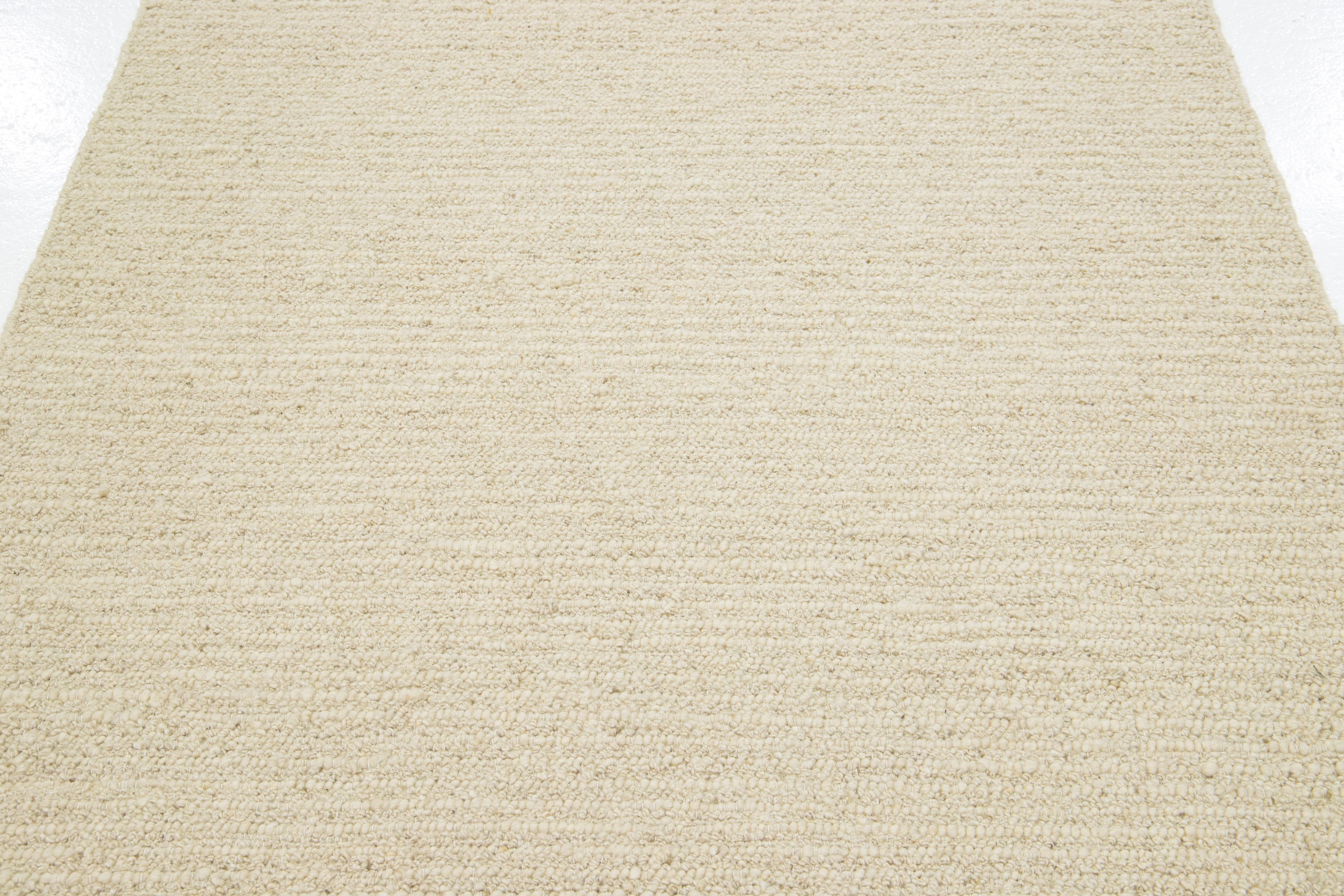 Moderner handgefertigter Wollteppich in Beige mit Filz von Apadana im Angebot 1