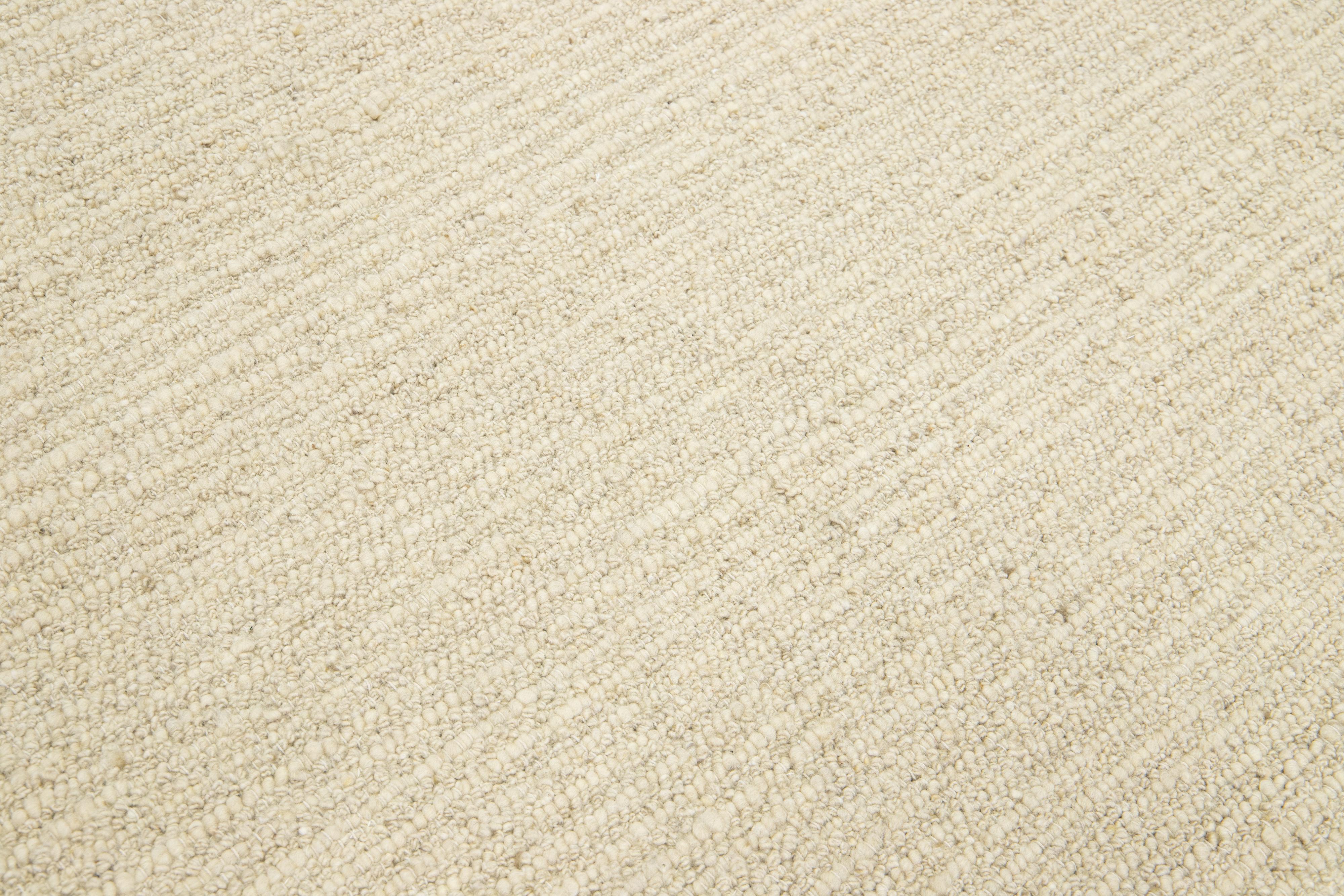 Moderner handgefertigter Wollteppich in Beige mit Filz von Apadana im Angebot 2