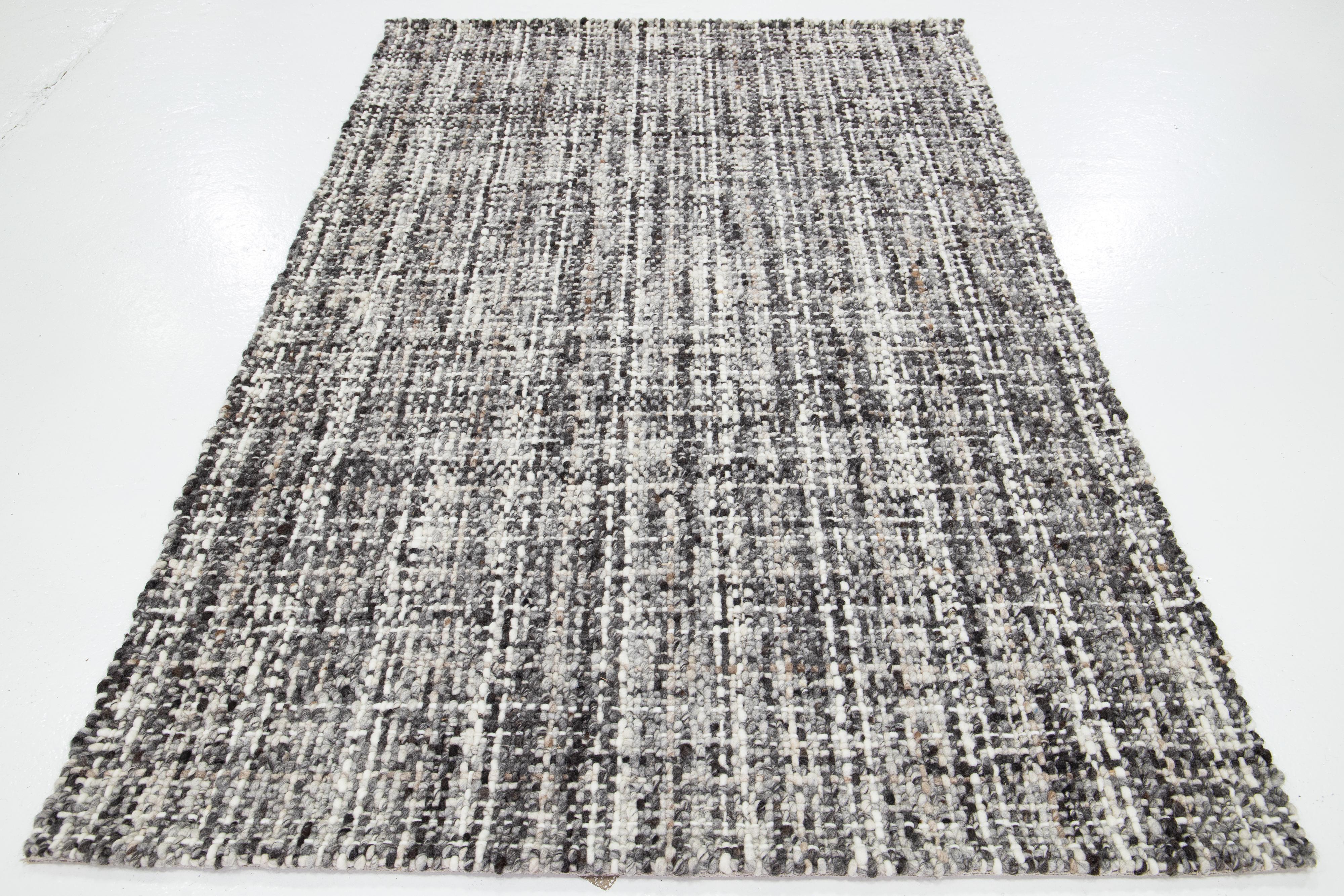 Dieser schöne handgewebte Wollteppich aus Filz ist Teil unserer Westport Collection'S. Es hat ein elfenbeinfarbenes Farbfeld mit einem grau-schwarzen, geometrischen Muster.

Dieser Teppich misst 5' x 8'.

Kundenspezifische Farben und Größen sind auf
