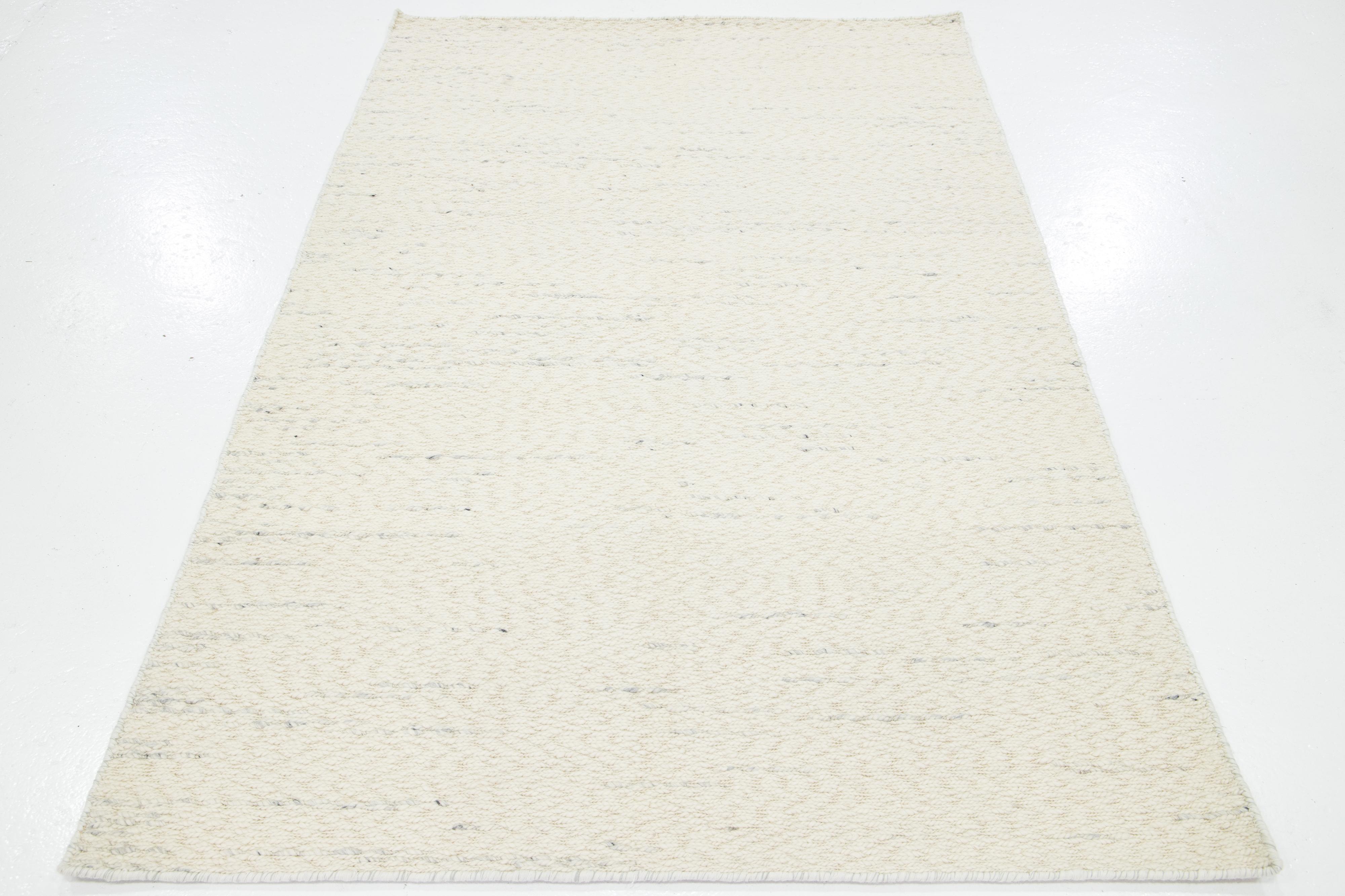 Dieser schöne handgewebte Wollteppich aus Filz ist Teil unserer Westport Collection'S. Es hat ein durchgängig elfenbeinfarbenes, geometrisches Muster.

Dieser Teppich misst 5' x 8'.

Kundenspezifische Farben und Größen sind auf Anfrage erhältlich.

