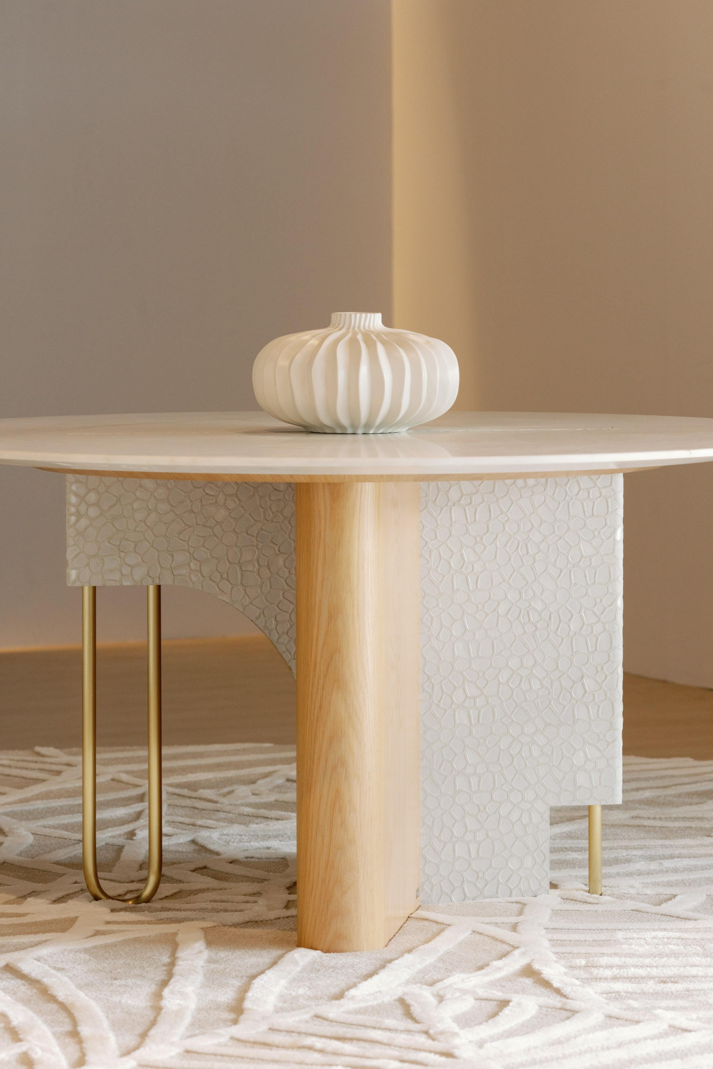 Moderner Esstisch aus Ferreirinha-Marmor, handgefertigt in Portugal von Greenapple (Gebürstet) im Angebot