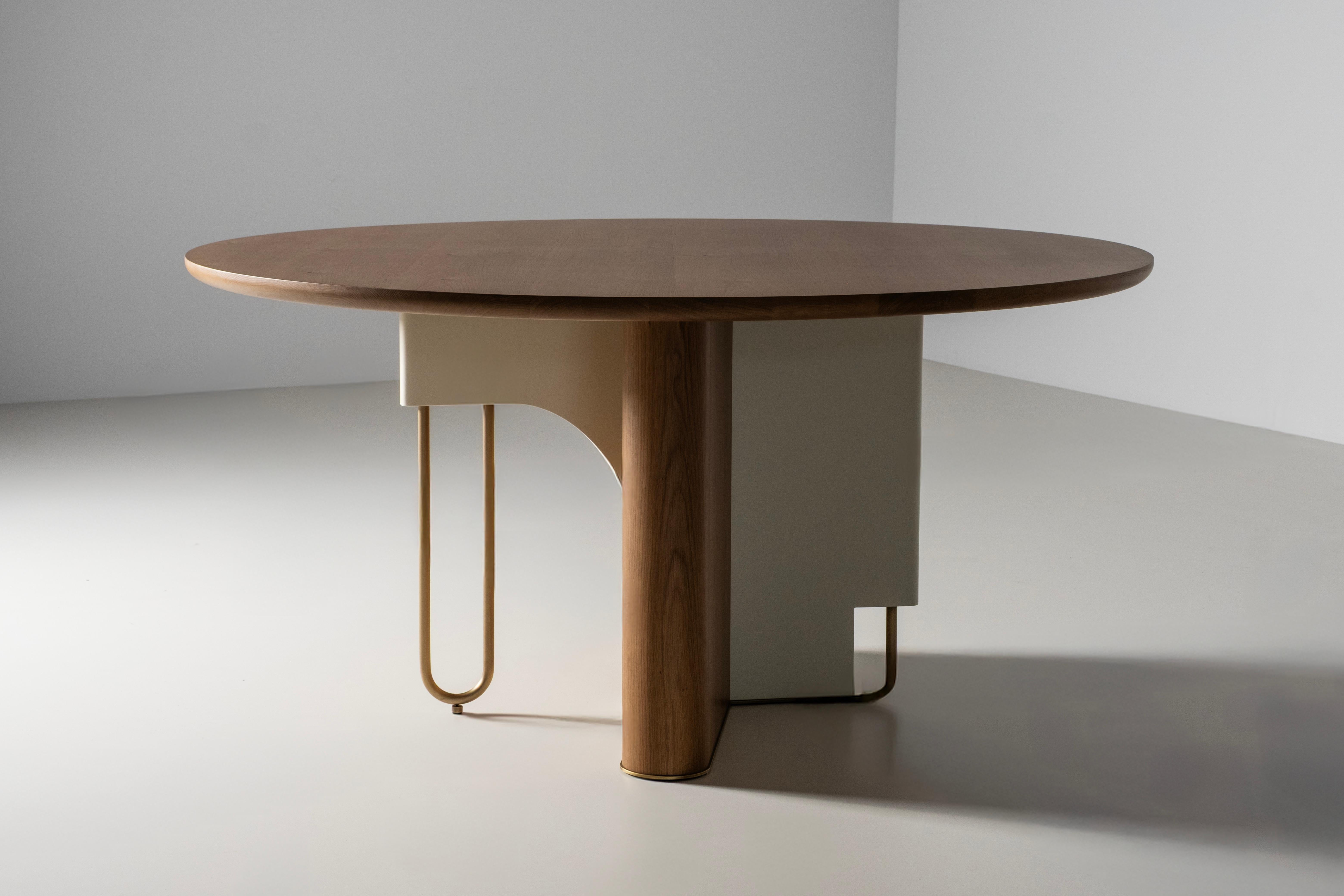 Mesa de Comedor Redonda Moderna Ferreirinha, Roble, Latón Antiguo, Manzana Verde Hecha a Mano Moderno de mediados de siglo en venta
