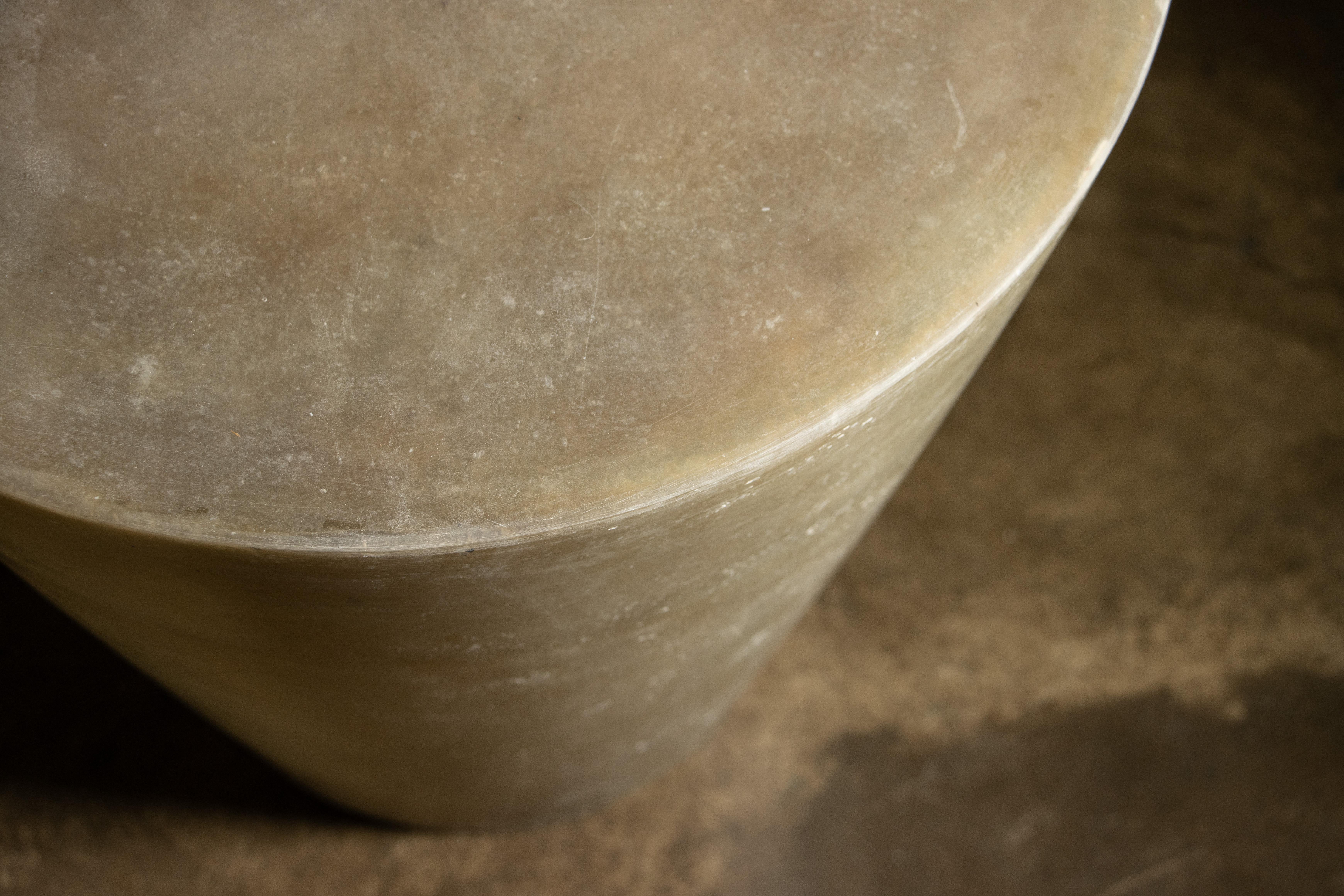 Table d'appoint conique moderne en fibre de verre de Costantini, Tromonto Crudo, en stock en vente 3