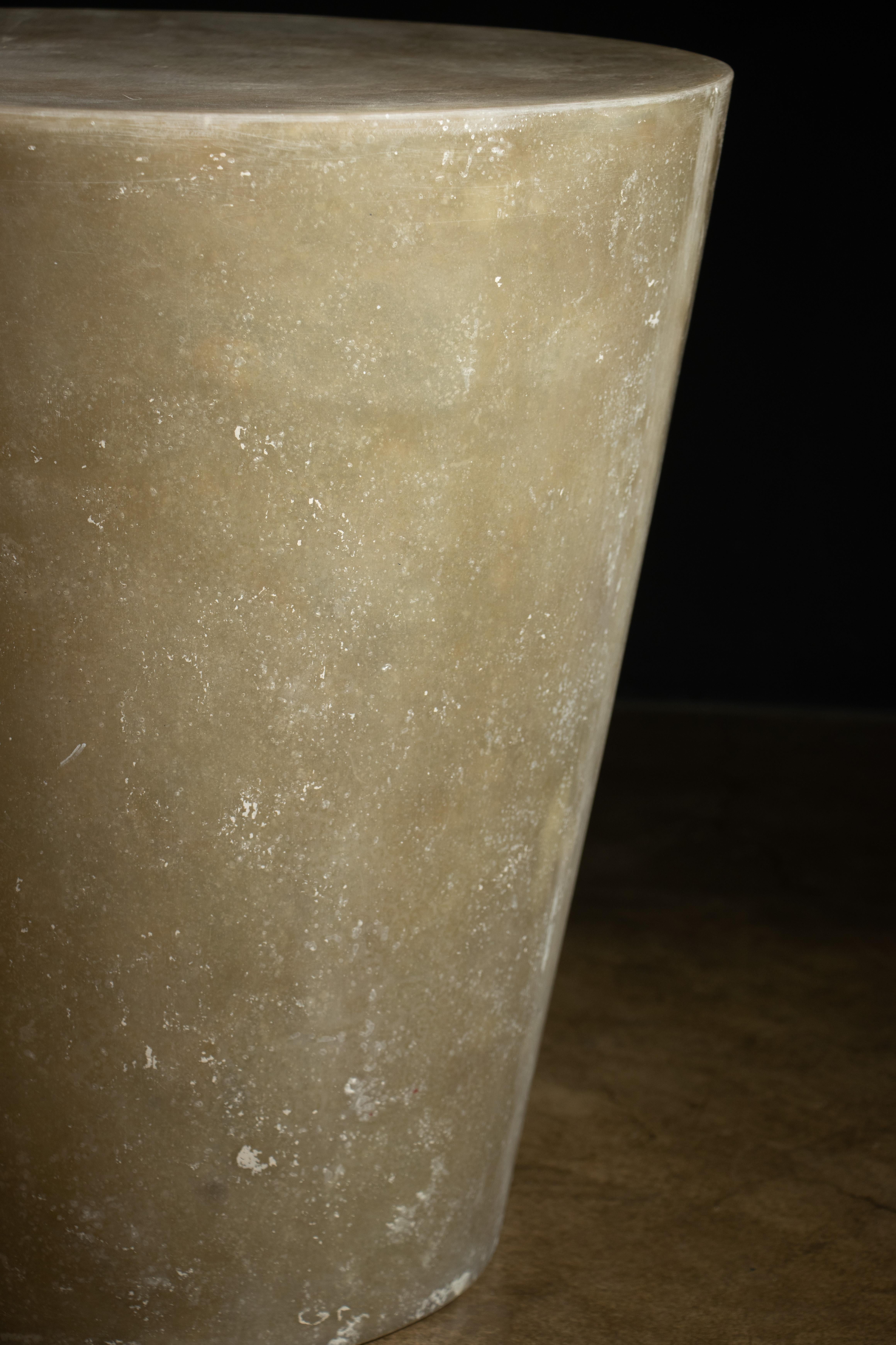 Table d'appoint conique moderne en fibre de verre de Costantini, Tromonto Crudo, en stock en vente 4