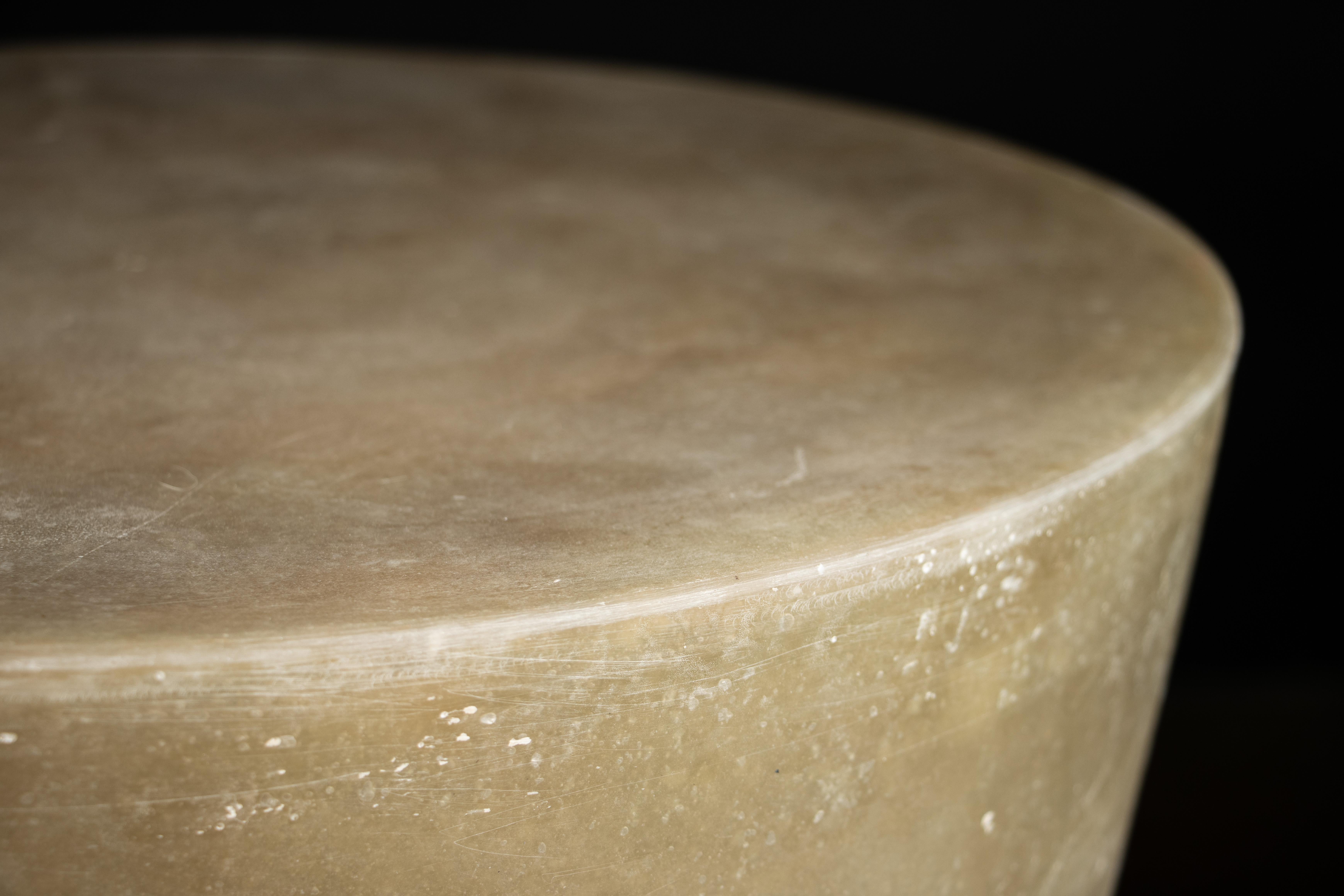 Table d'appoint conique moderne en fibre de verre de Costantini, Tromonto Crudo, en stock en vente 5