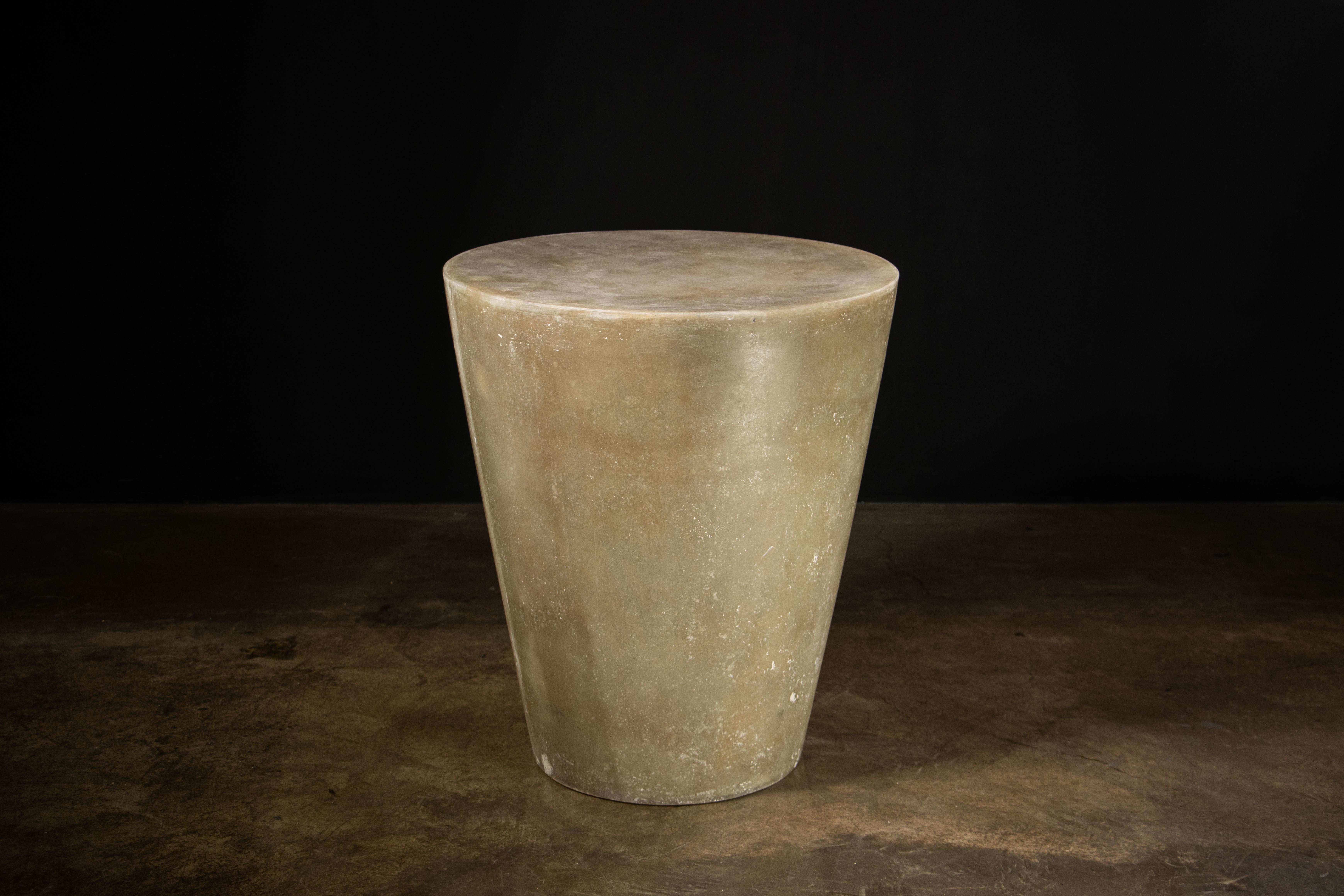 La table d'appoint Tromonto Crudo peut servir de table d'appoint ou de tabouret bas. Sa forme géométrique sans fioritures est en contrepoint de la finition en fibre de verre brute poncée et stratifiée, ce qui rend chaque pièce unique.  Ses