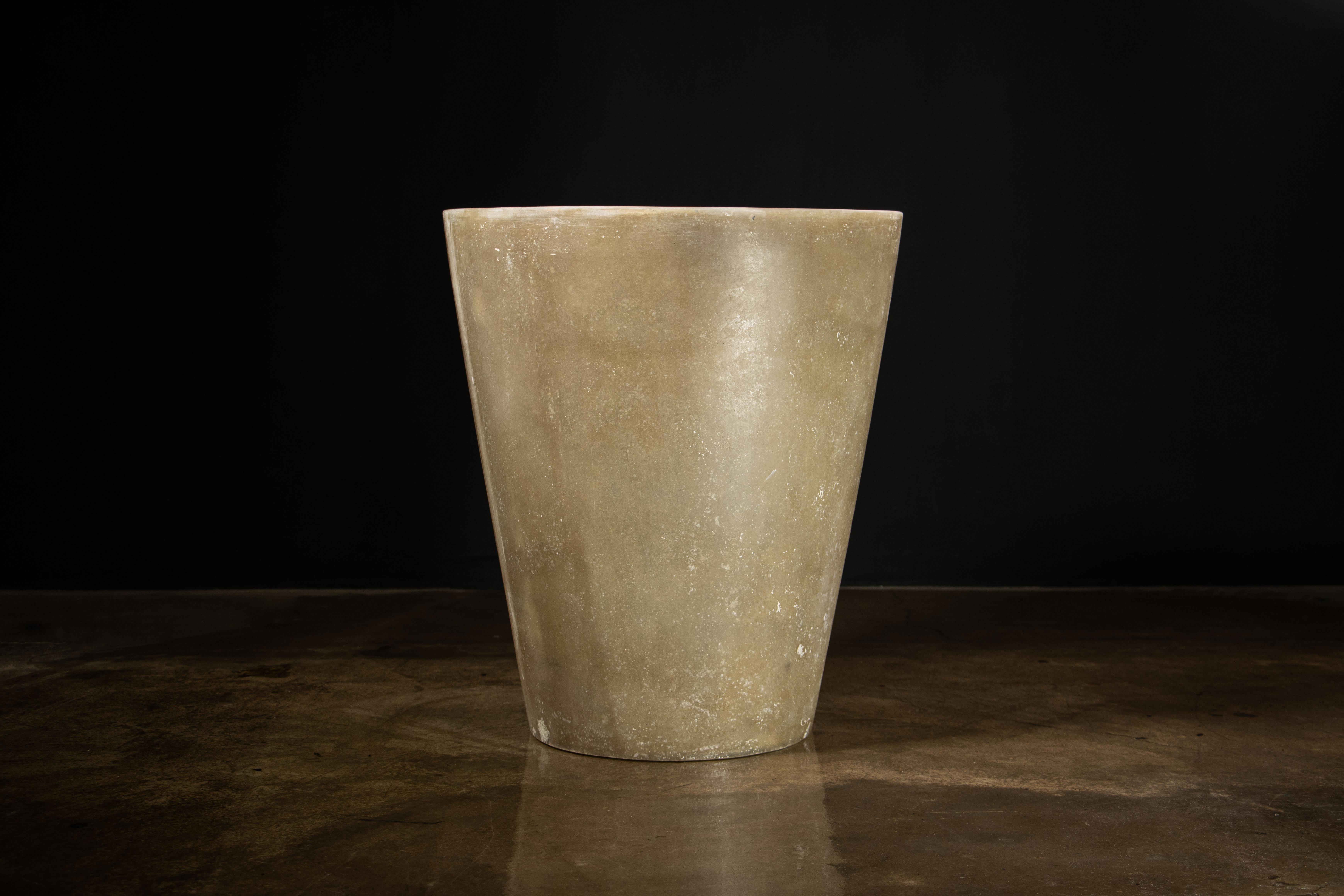 Moderne Table d'appoint conique moderne en fibre de verre de Costantini, Tromonto Crudo, en stock en vente