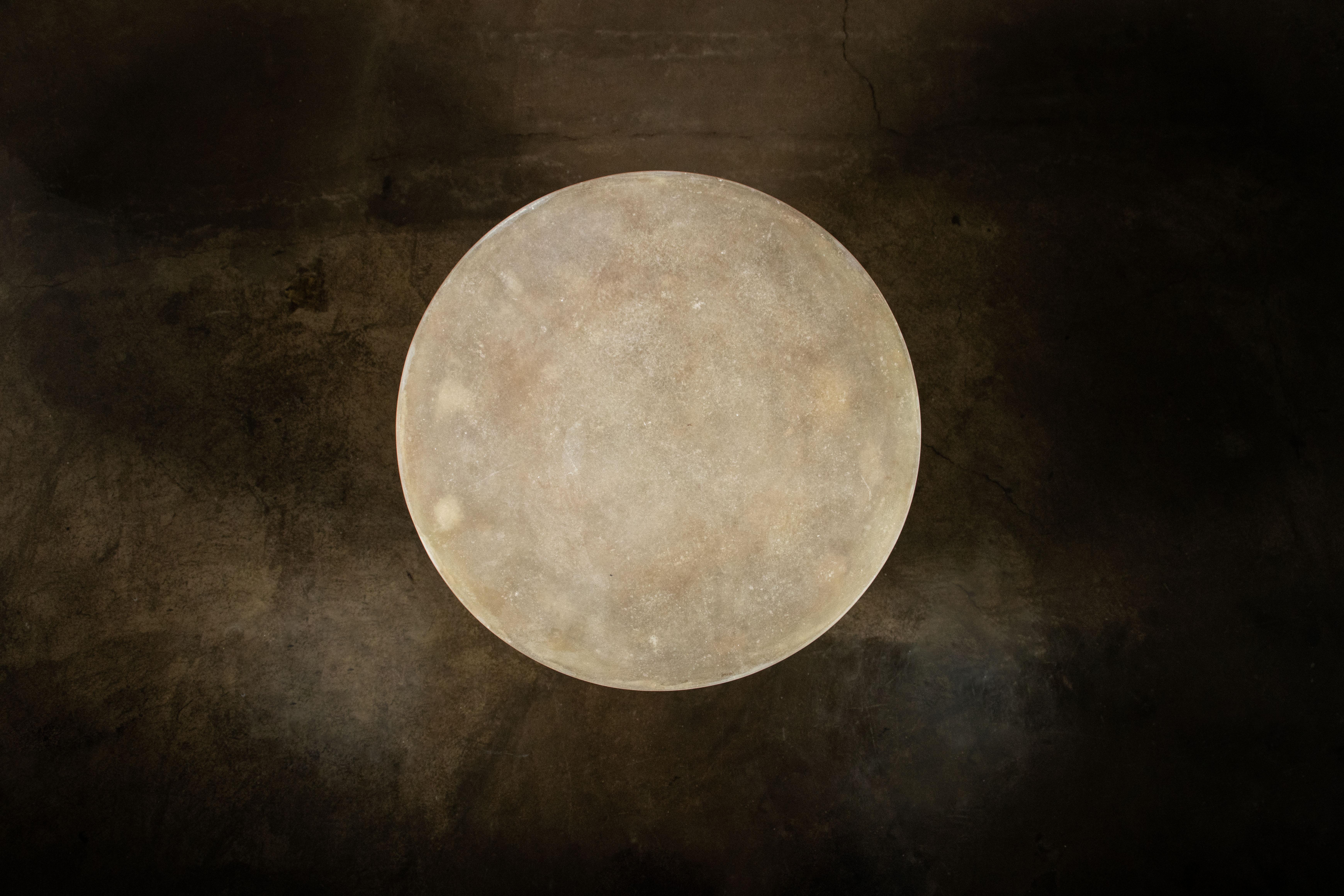 Argentin Table d'appoint conique moderne en fibre de verre de Costantini, Tromonto Crudo, en stock en vente