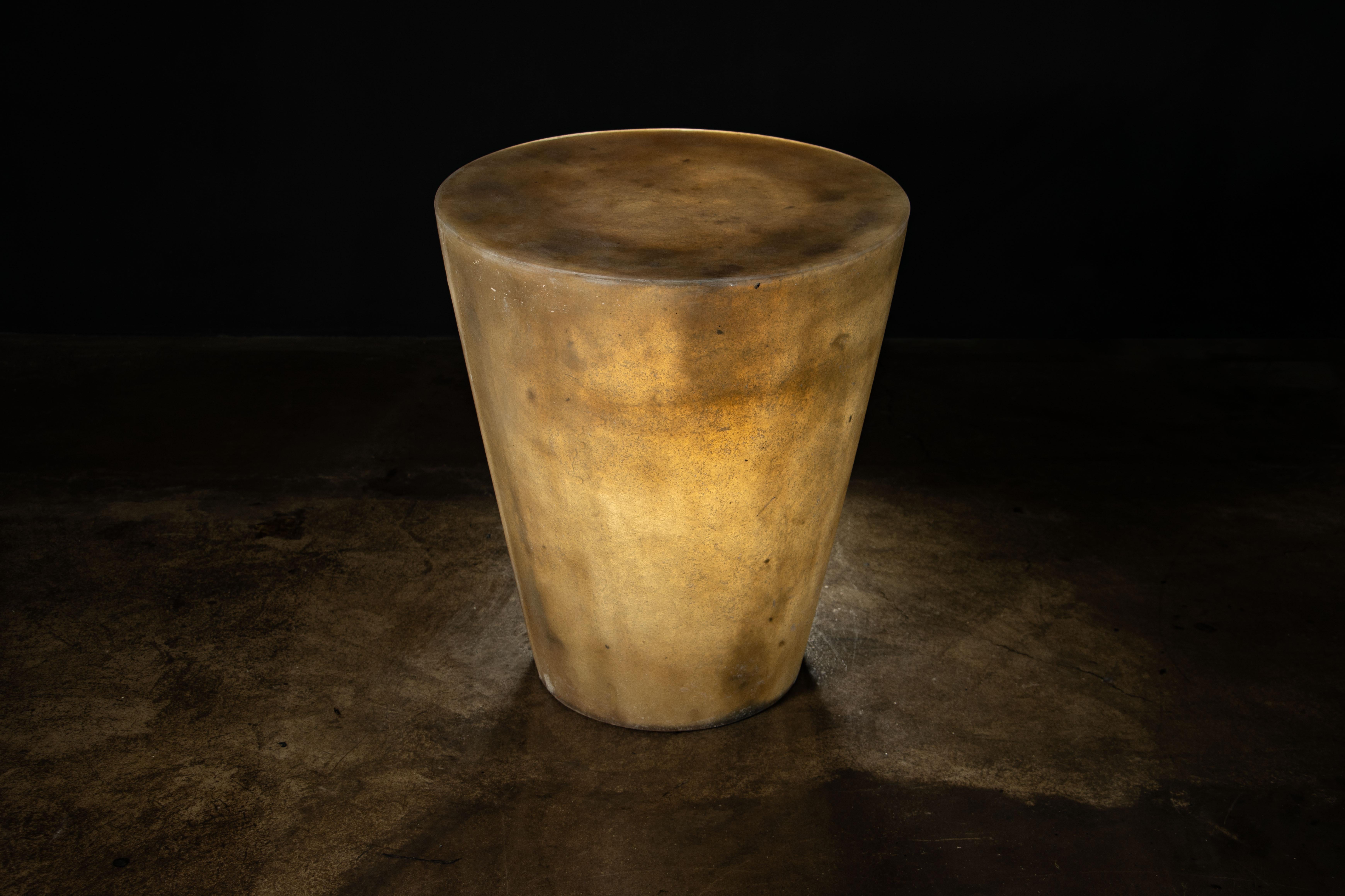 Table d'appoint conique moderne en fibre de verre de Costantini, Tromonto Crudo, en stock Neuf - En vente à New York, NY