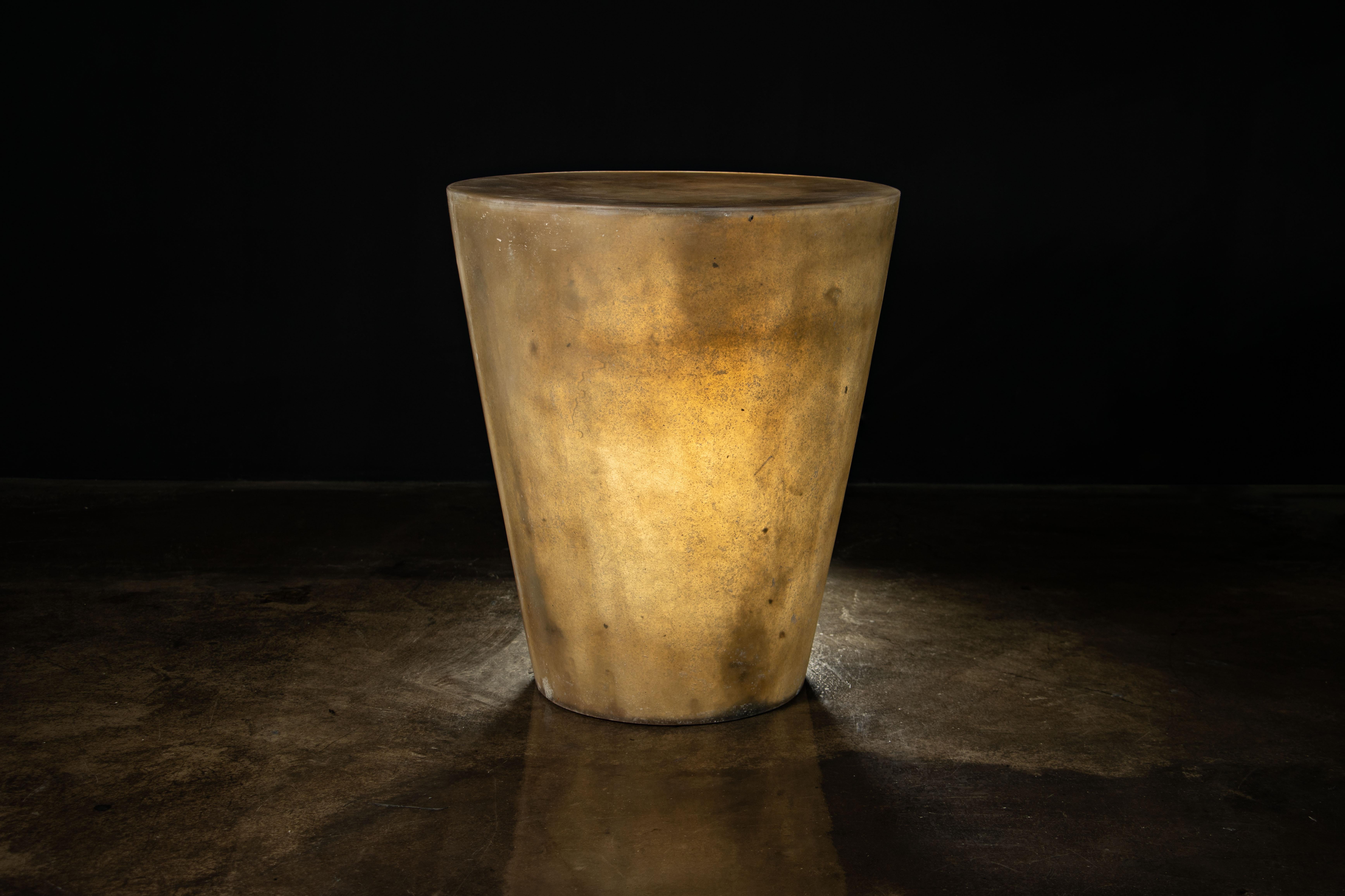 XXIe siècle et contemporain Table d'appoint conique moderne en fibre de verre de Costantini, Tromonto Crudo, en stock en vente
