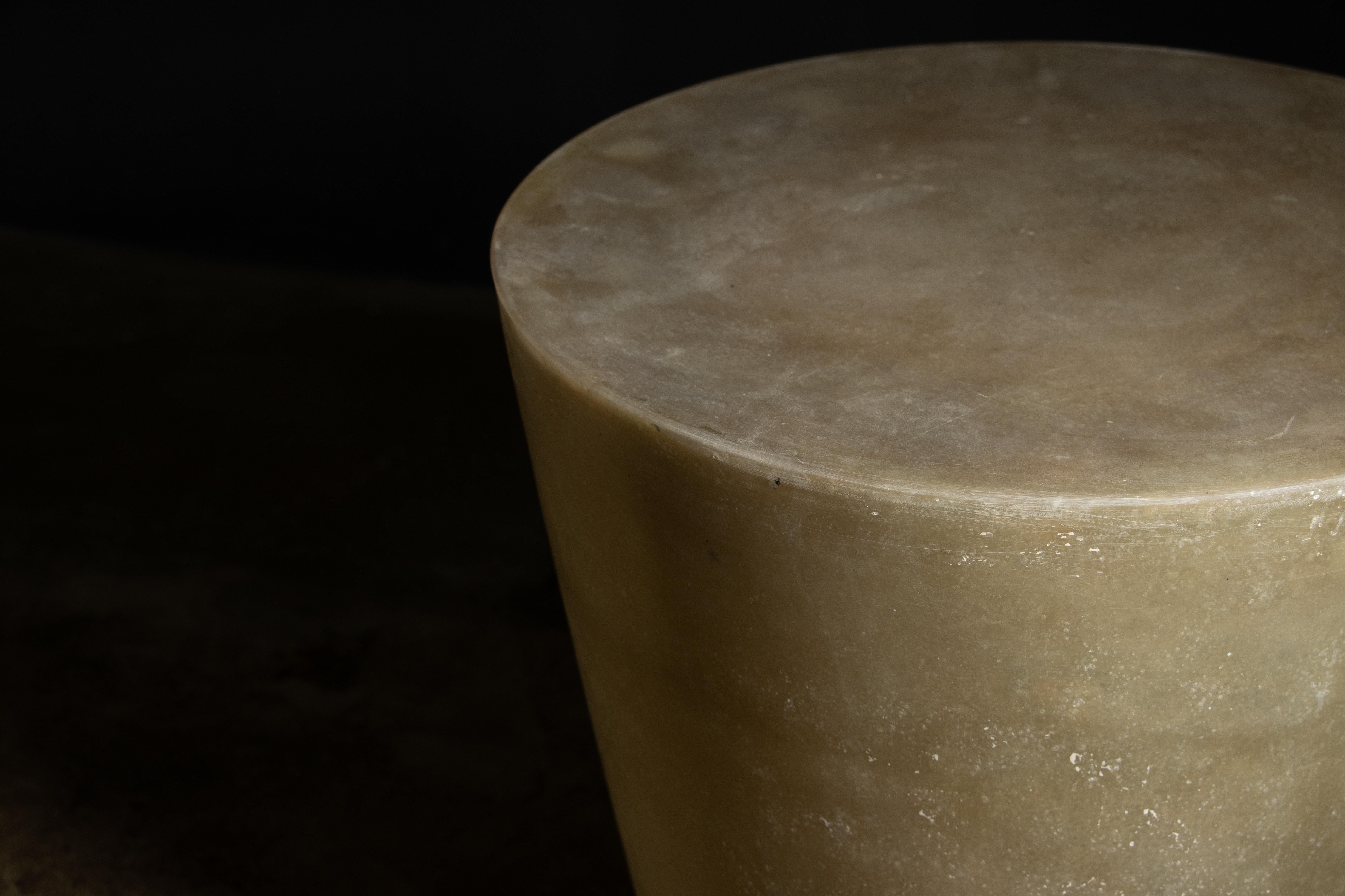 Table d'appoint conique moderne en fibre de verre de Costantini, Tromonto Crudo, en stock en vente 1