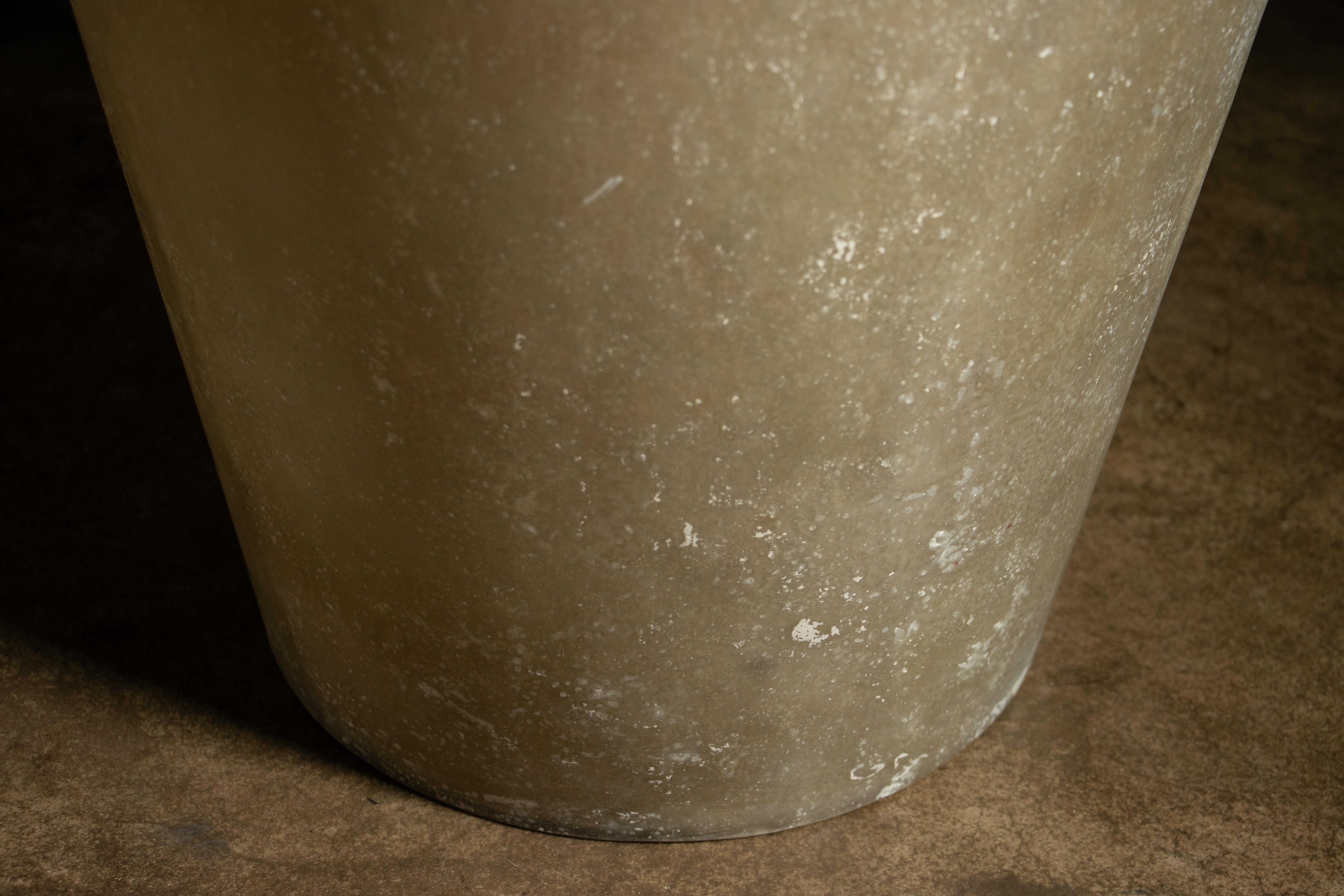 Table d'appoint conique moderne en fibre de verre de Costantini, Tromonto Crudo, en stock en vente 2