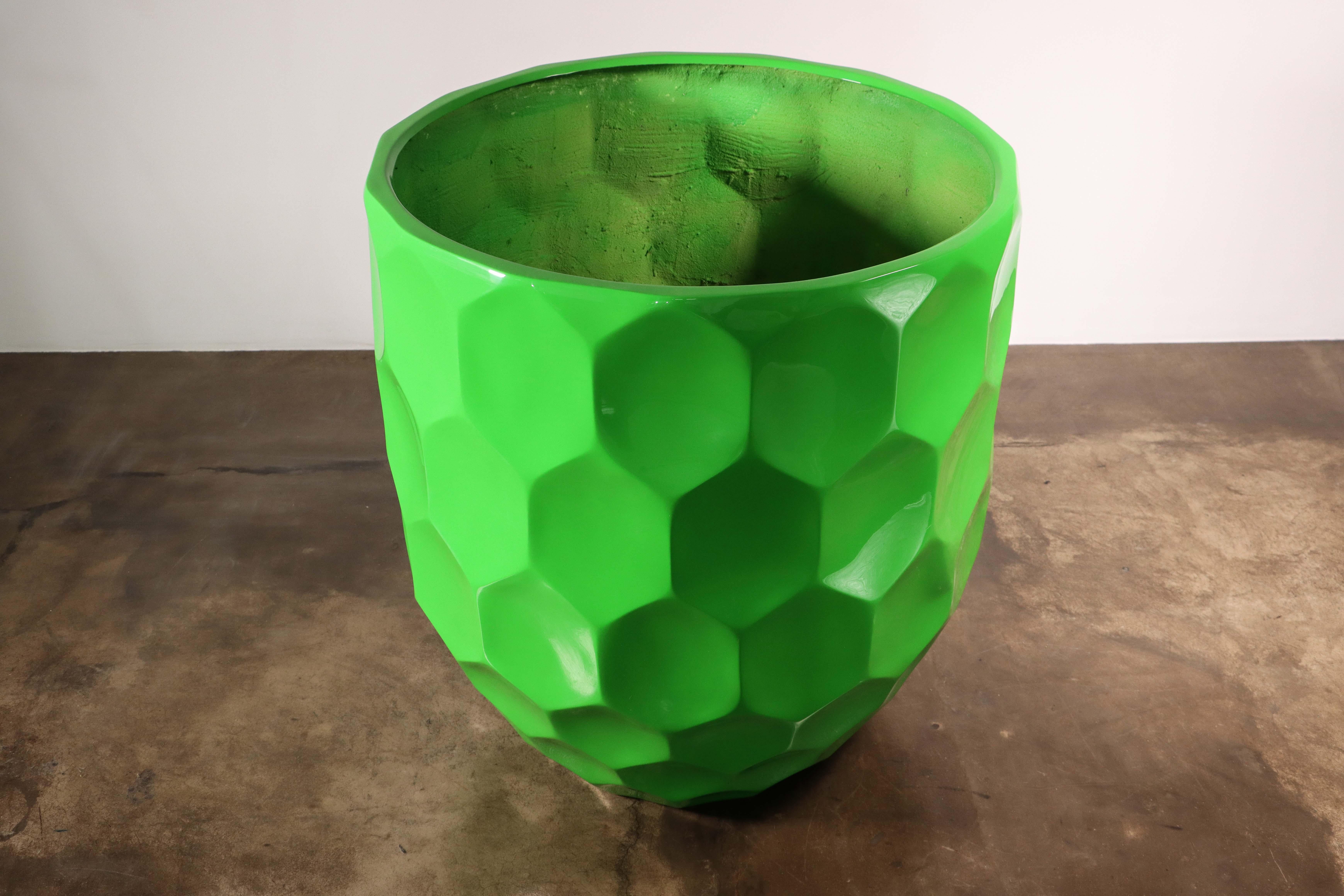 La jardinera de fibra de vidrio Cosimo Modern de Costantini se puede utilizar tanto en interiores como en exteriores y se muestra aquí en color verde neón, pero se puede especificar en el color que elijas. También disponible en mate o semibrillante.