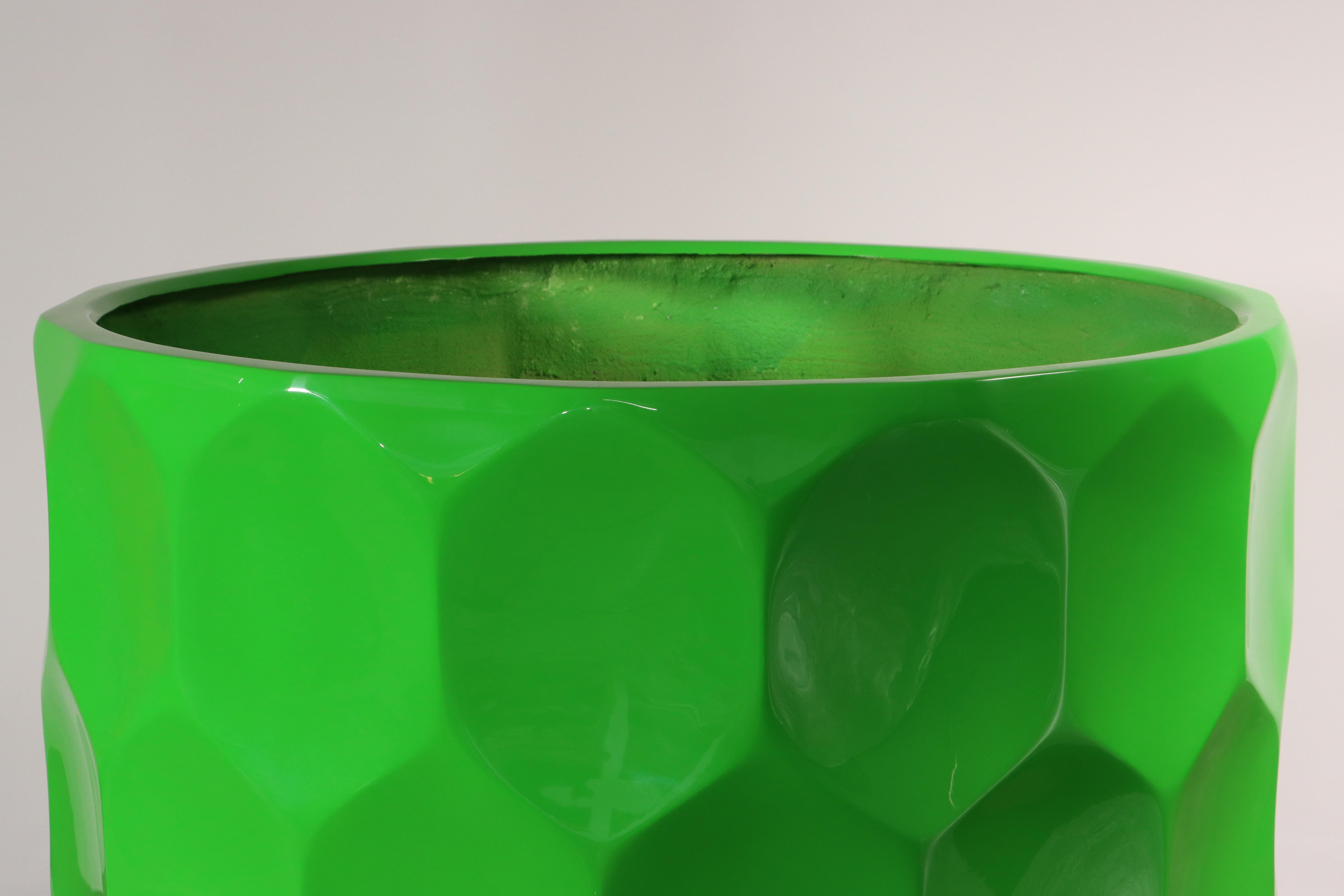 Jardinera Verde Moderna de Fibra de Vidrio para Interior/Exterior de Costantini, Cosimo, en Stock Pintado en venta