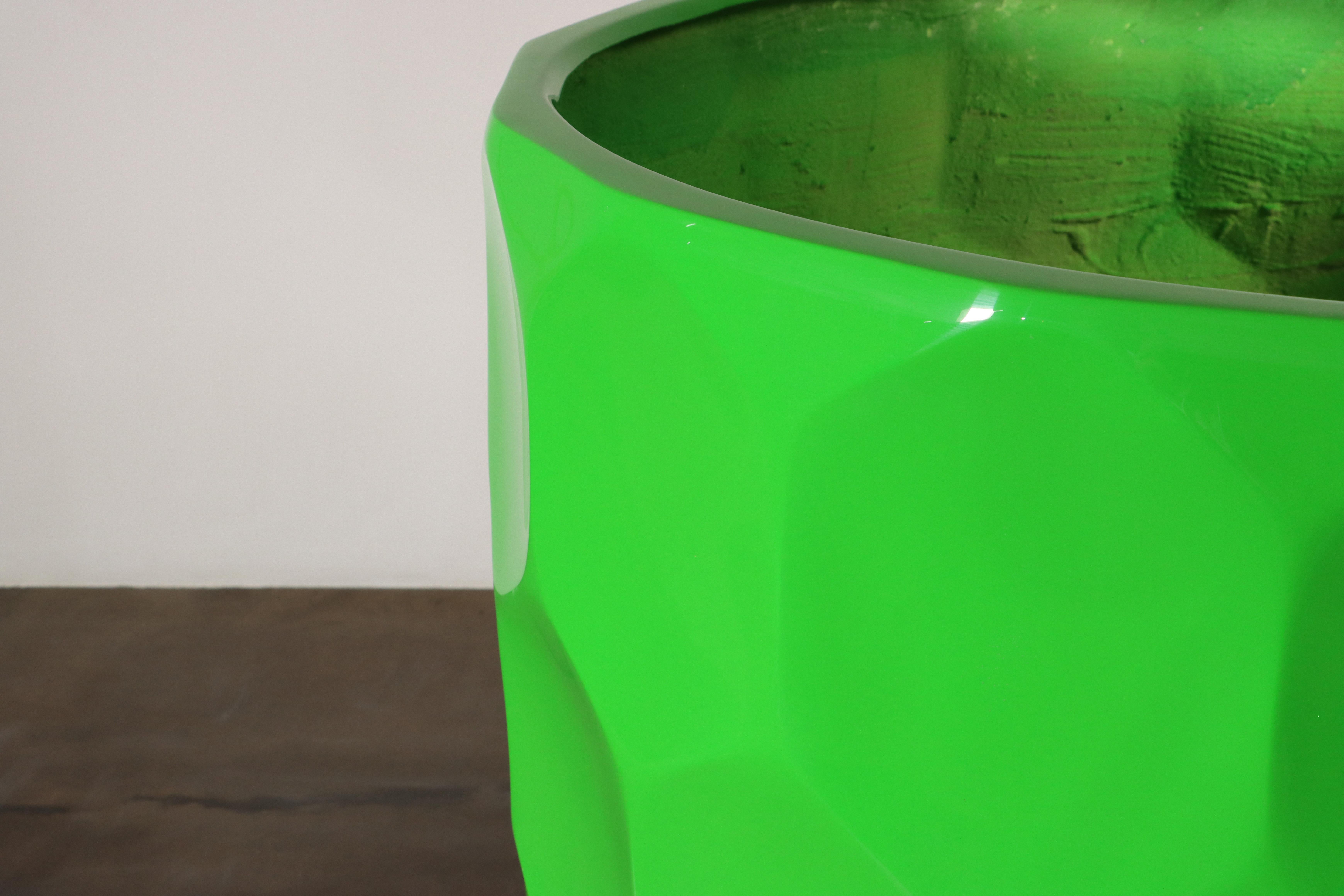 Jardinera Verde Moderna de Fibra de Vidrio para Interior/Exterior de Costantini, Cosimo, en Stock Siglo XXI y contemporáneo en venta