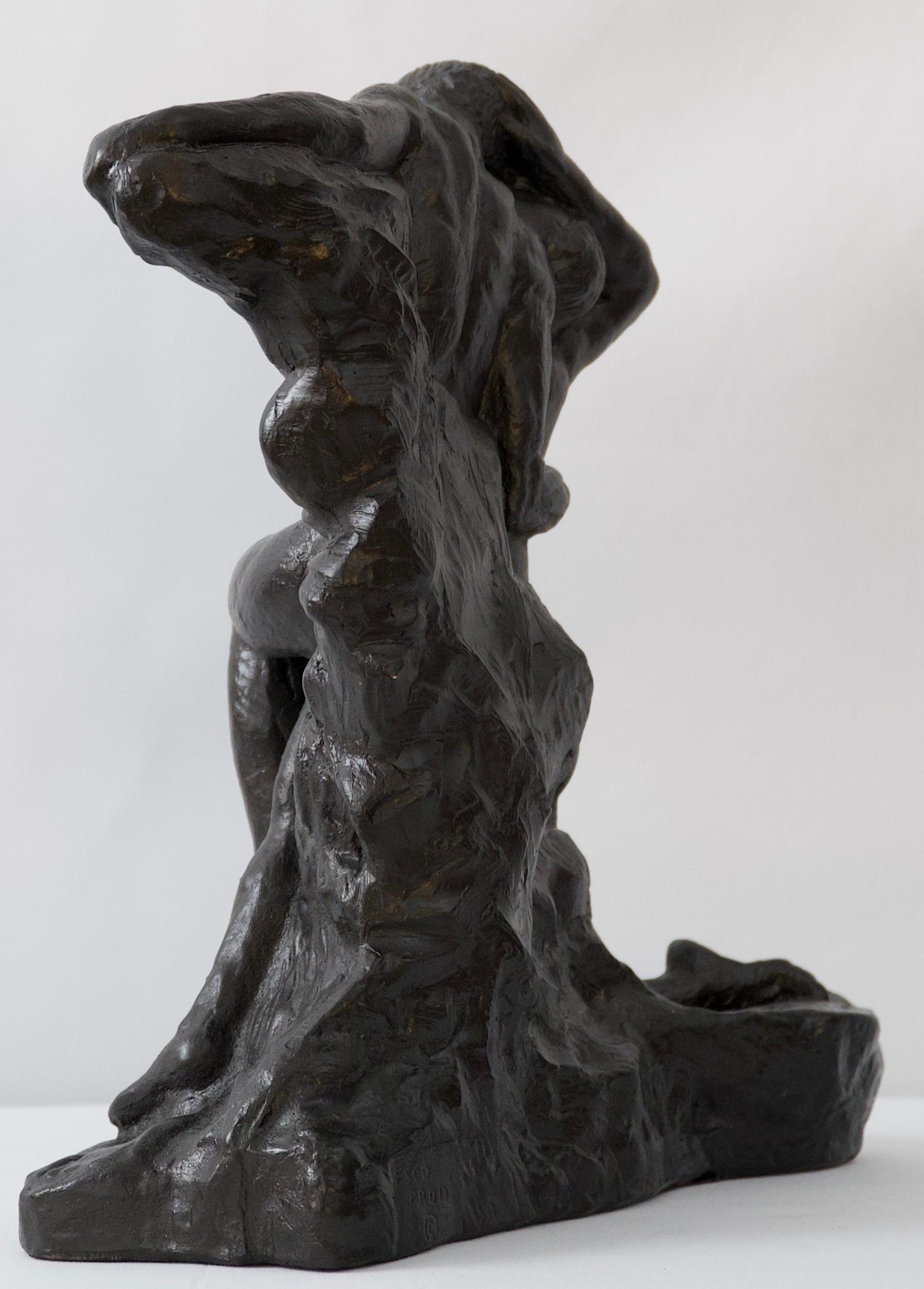 Moderne figurative Skulptur eines Paares, das sich umarmt  (Moderne der Mitte des Jahrhunderts) im Angebot