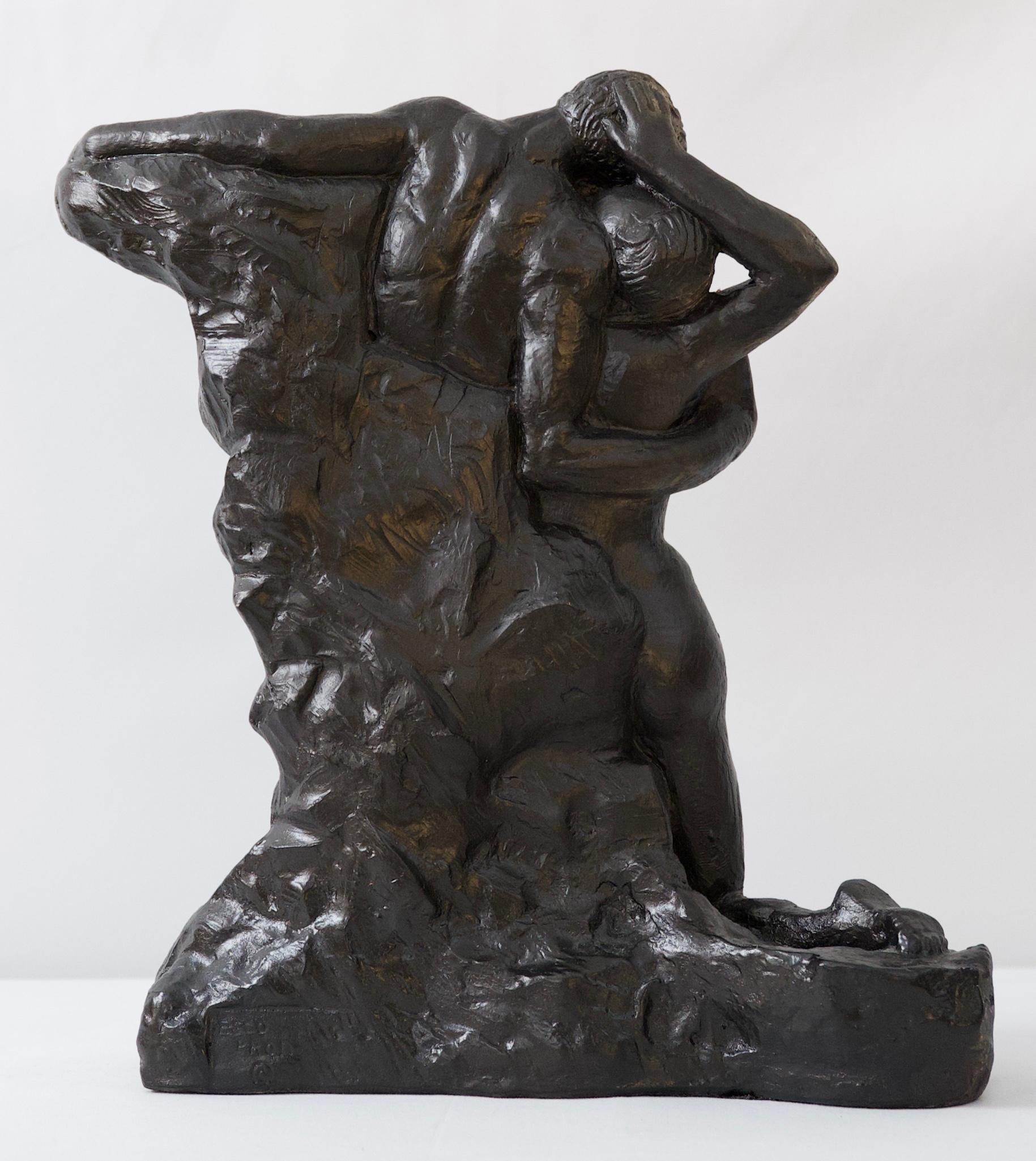 Moderne figurative Skulptur eines Paares, das sich umarmt  (amerikanisch) im Angebot