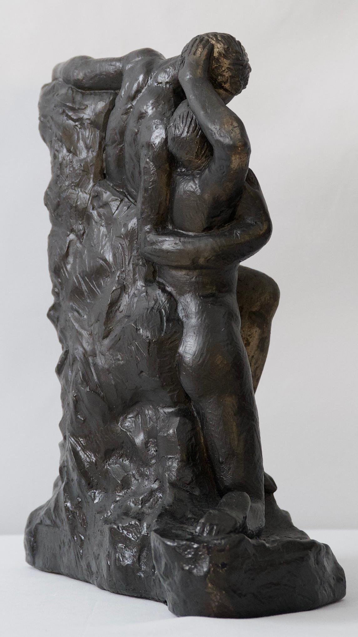 Moderne figurative Skulptur eines Paares, das sich umarmt  (Handgefertigt) im Angebot