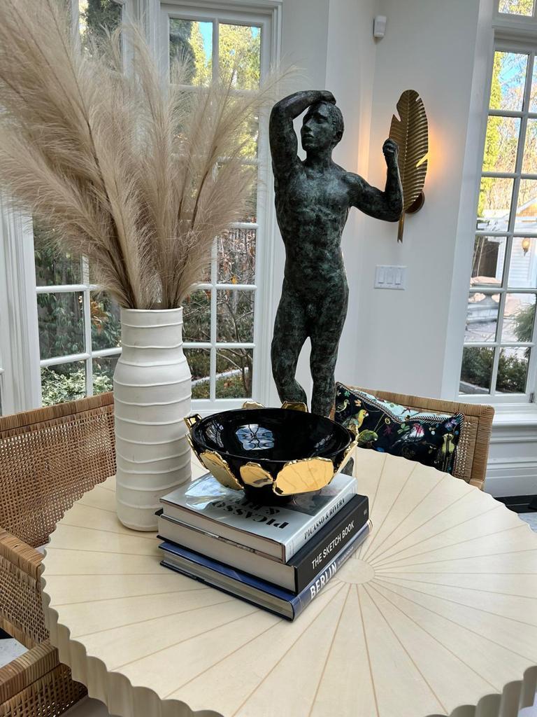 Moderne figurative Skulptur-Esstisch mit rundem Sockel und Intarsien in Schwarz und Weiß im Zustand „Neu“ im Angebot in Porto, PT