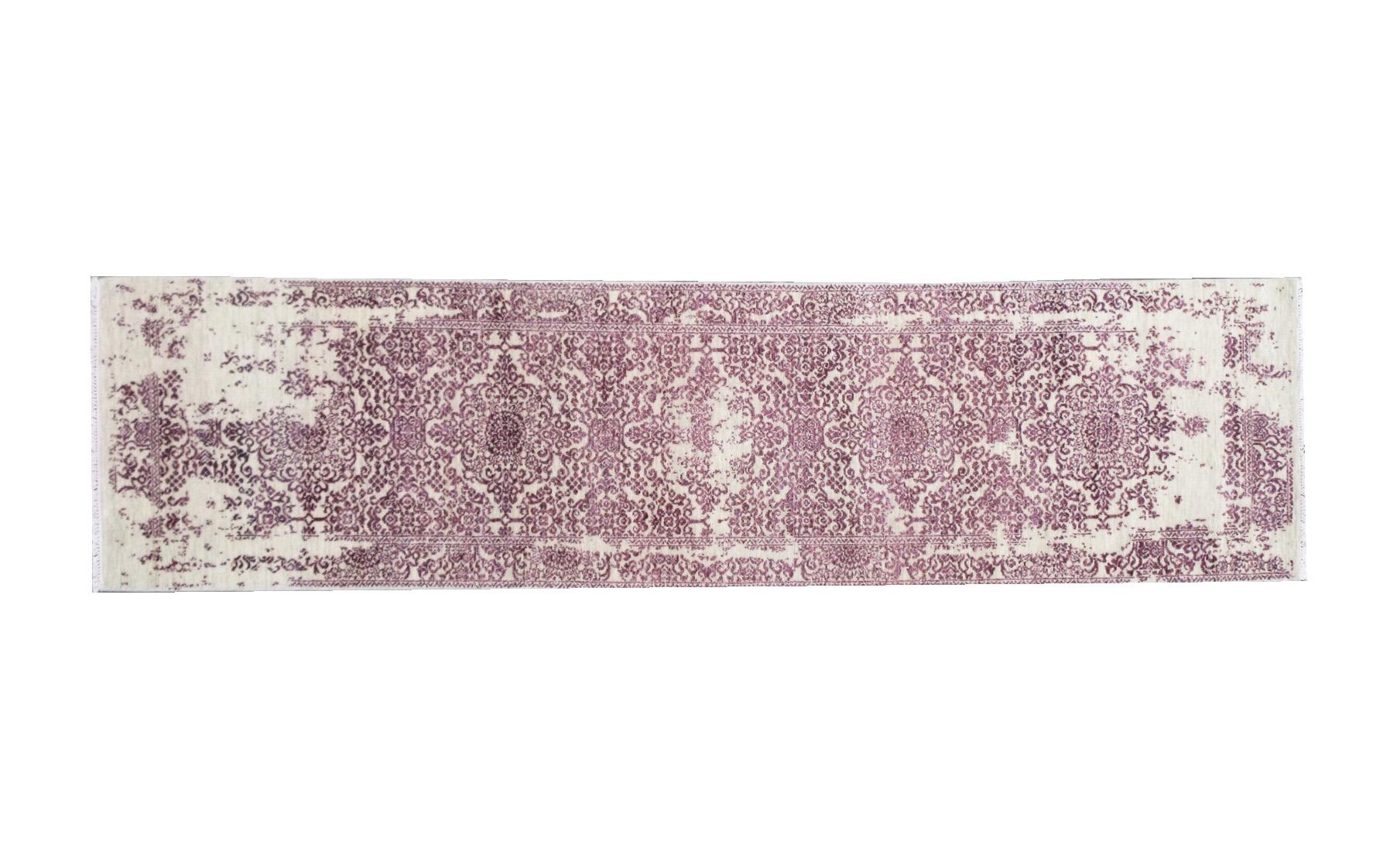 Vello di lana e seta annodato a mano su una base di cotone.

Un design moderno e spezzato

Dimensioni: 2'7