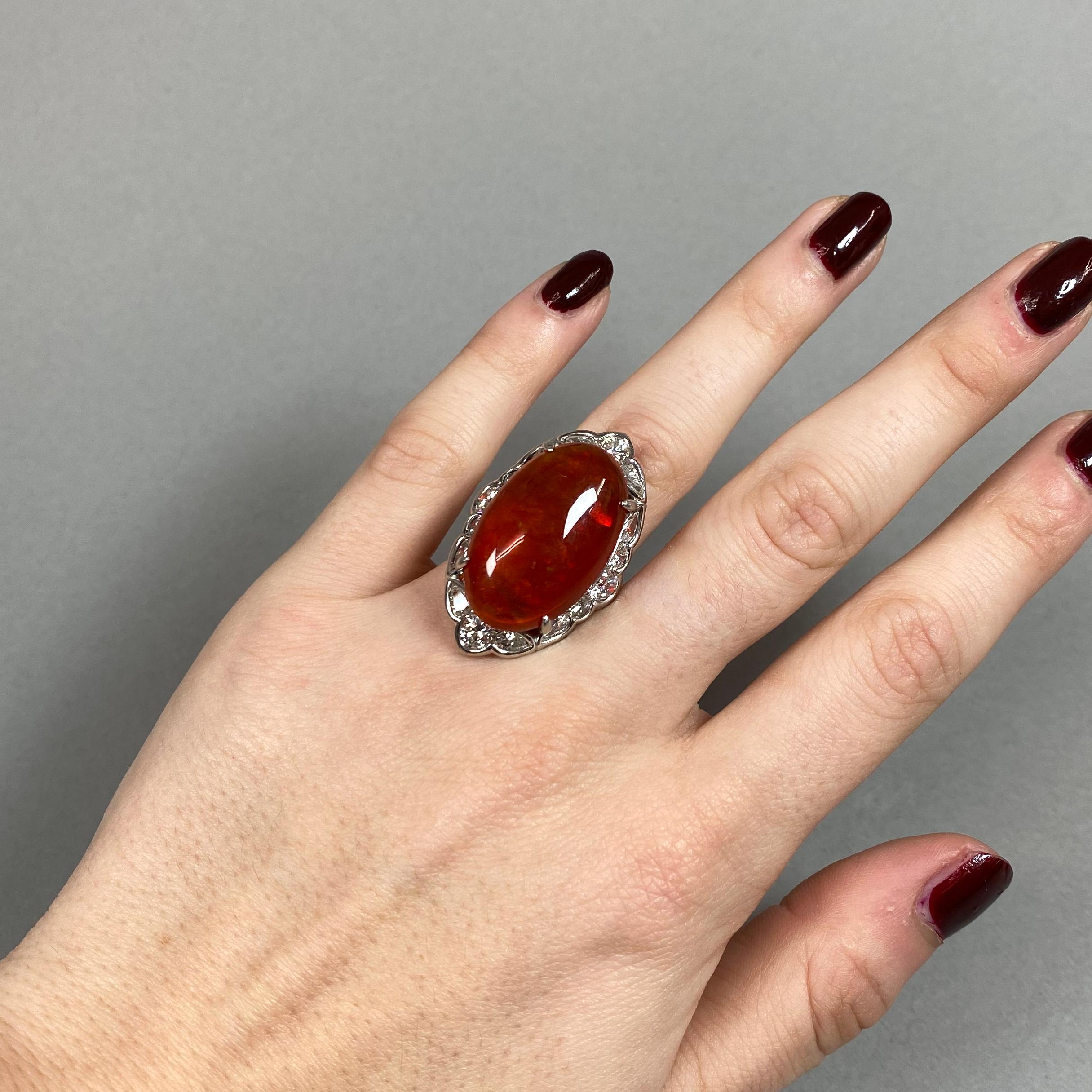 Moderner Cluster-Ring aus Platin mit Feueropal, Diamant und Platin (Cabochon) im Angebot