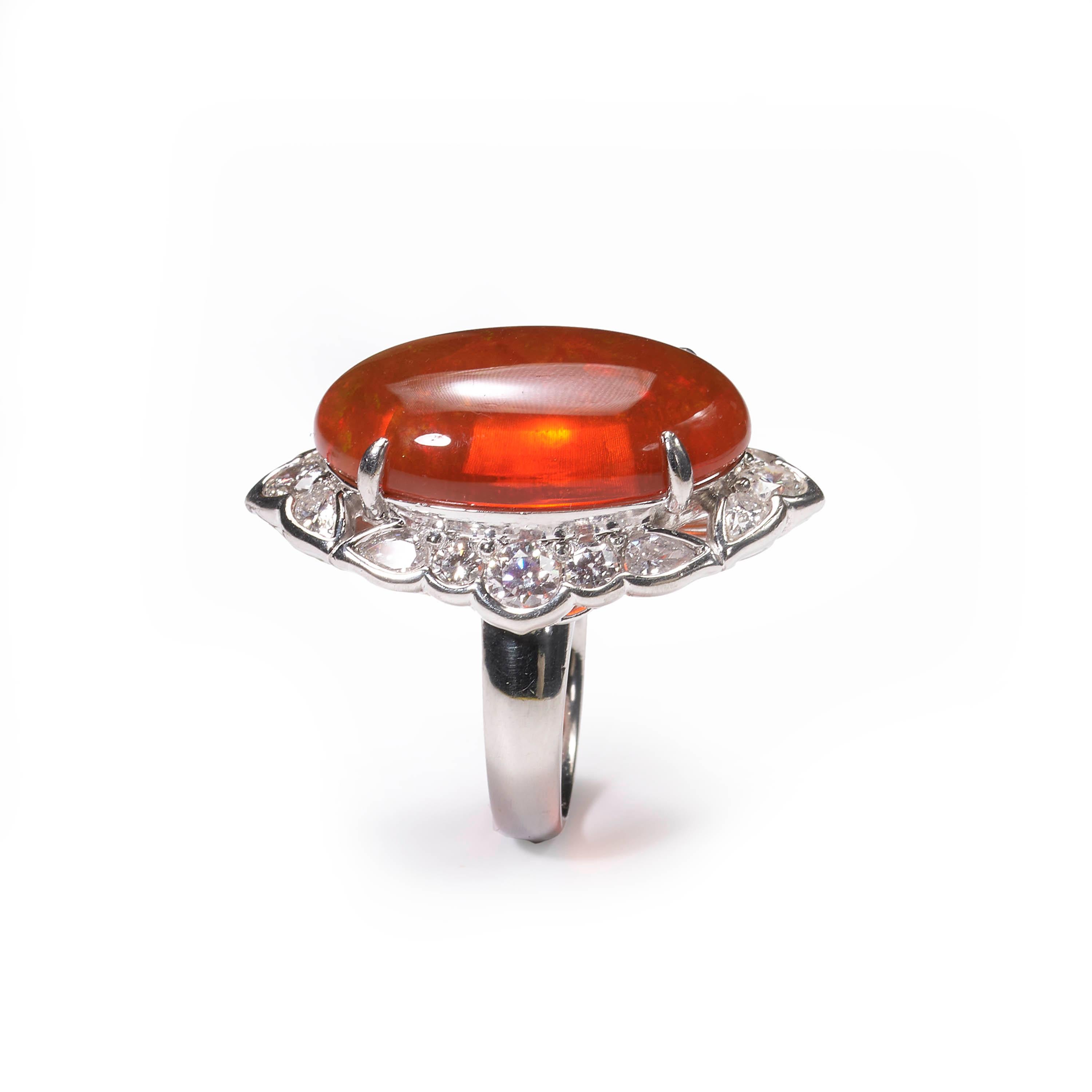 Moderner Cluster-Ring aus Platin mit Feueropal, Diamant und Platin im Zustand „Gut“ im Angebot in London, GB
