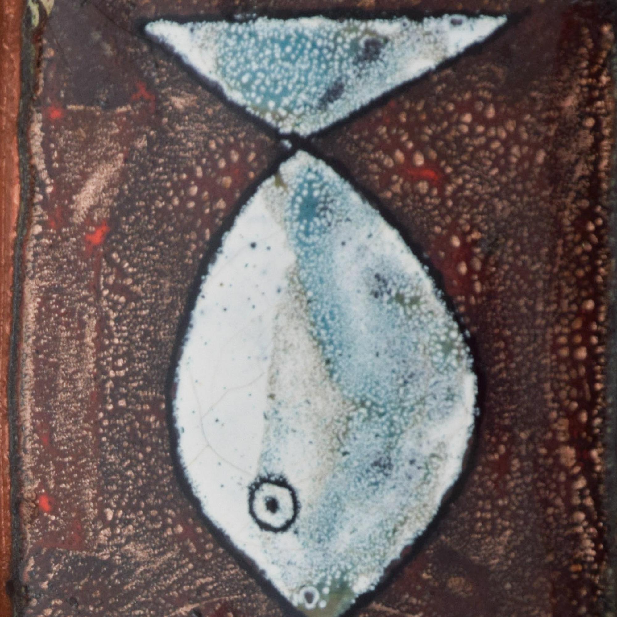 1970er Jahre Fisch Kunst Kupfer Emaille dekorative Platte Maggie Howe  (Moderne der Mitte des Jahrhunderts) im Angebot