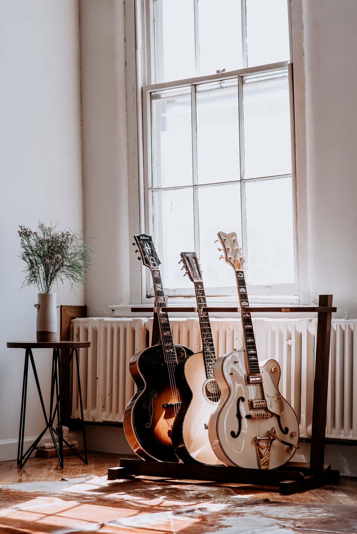 Moderner Holz- Gitarrenständer aus Holz – Olin-Modell (Handgefertigt)