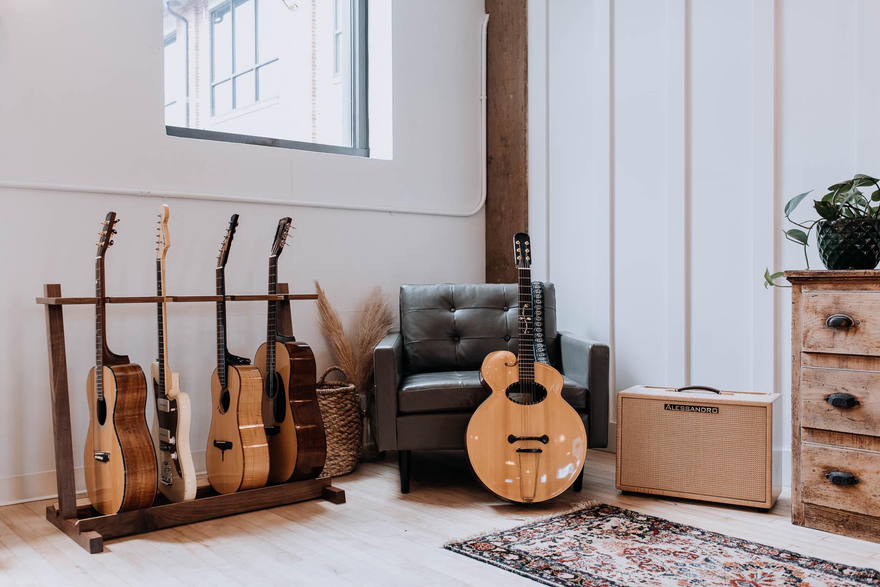 Moderner Holz- Gitarrenständer aus Holz – Olin-Modell im Zustand „Neu“ in Perkasie, PA