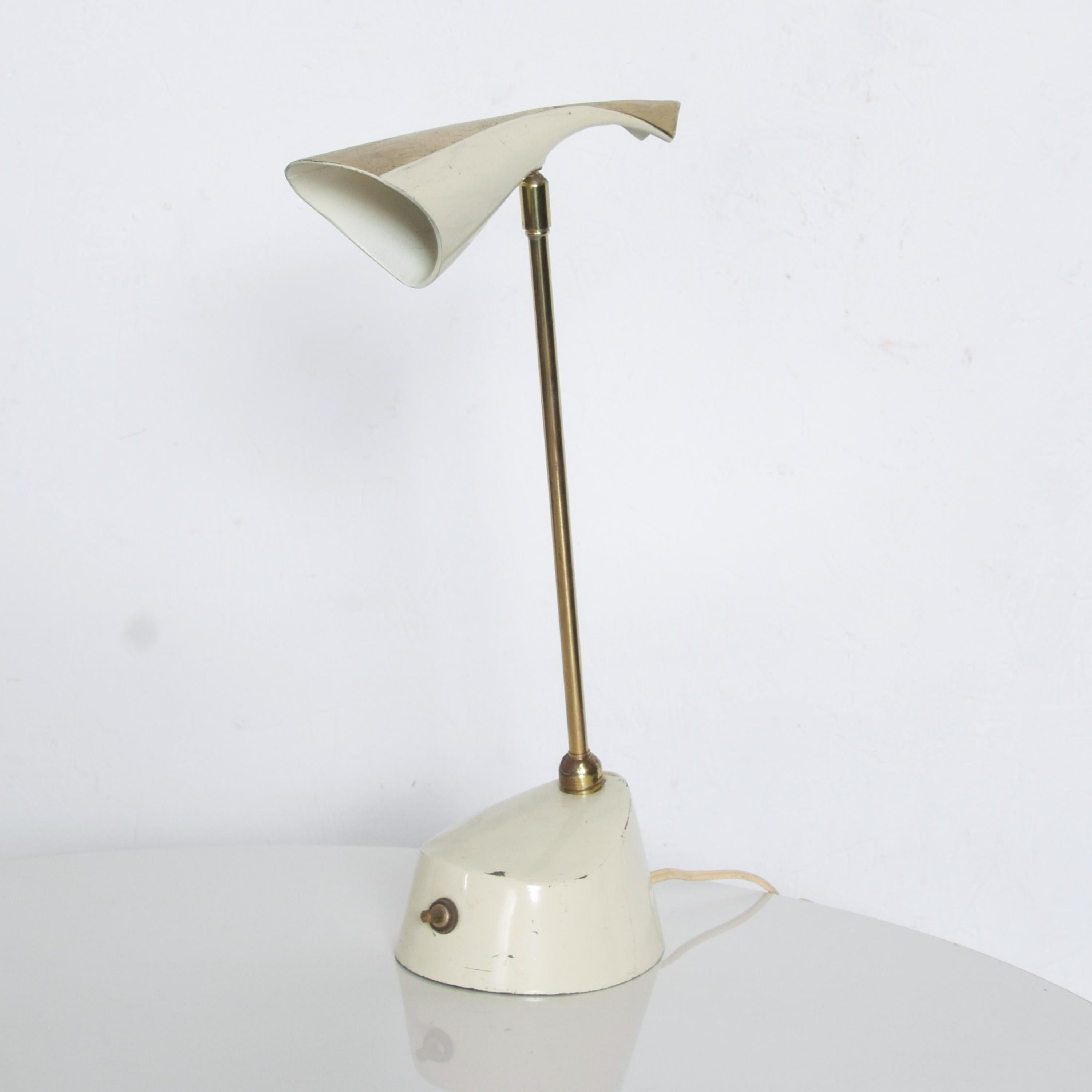 Laurel desk task lamp Classic sculptural cone Mid-Century Modern design

Modern flair metal laurel brass desk task adjustable pivot lamp, 1950s

Measures: 13.5