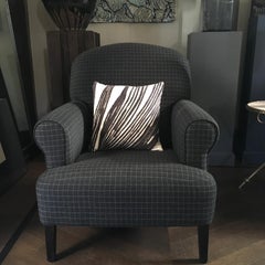 Fauteuil tapissé en tissu gris à carreaux