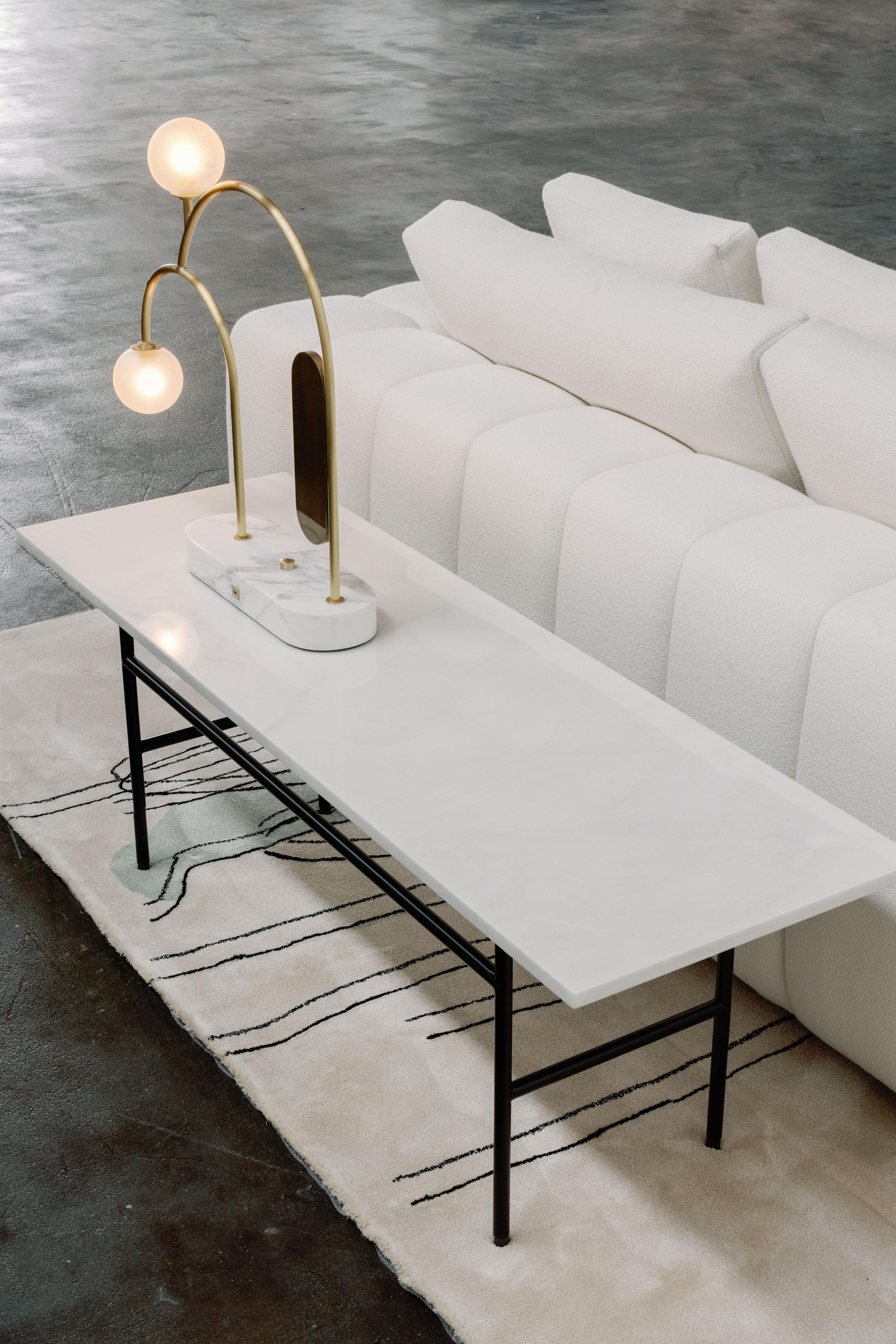 Moderne Table d'appoint Flamingo en marbre Calacatta fabriquée à la main au Portugal par Greenapple en vente