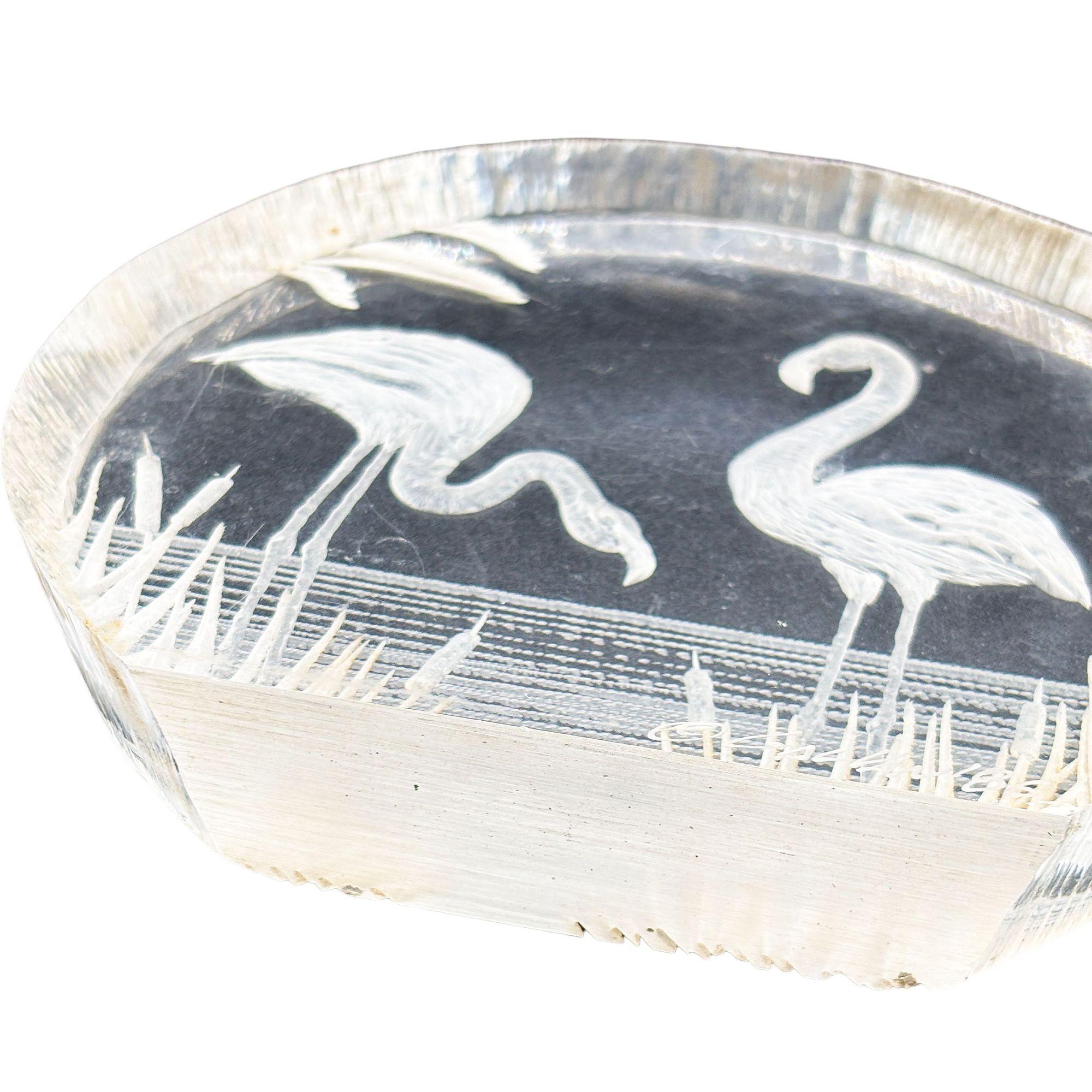 Modern Flamingos In Water Round Reverse Carved Lucite Paperweight Sculpture In Excellent Condition For Sale In Van Nuys, CA