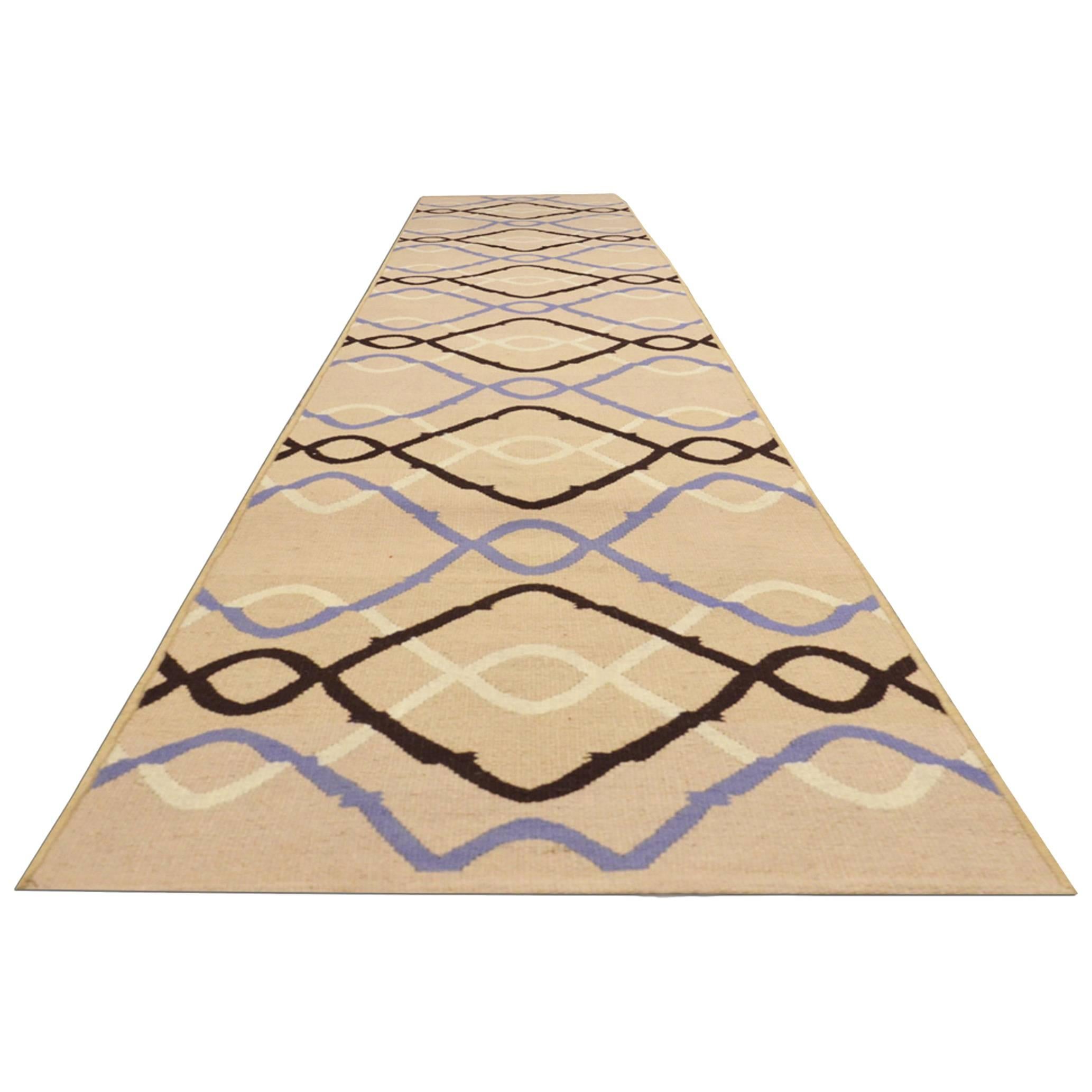 Flat-weave handcrafted in Zigler's handcrafted workshops in Egypt
Its design is based on the evolution of a traditional Kilim. Drawings of interlaced lines make up the central field
Elimination of the Classic valances to give a much more modern