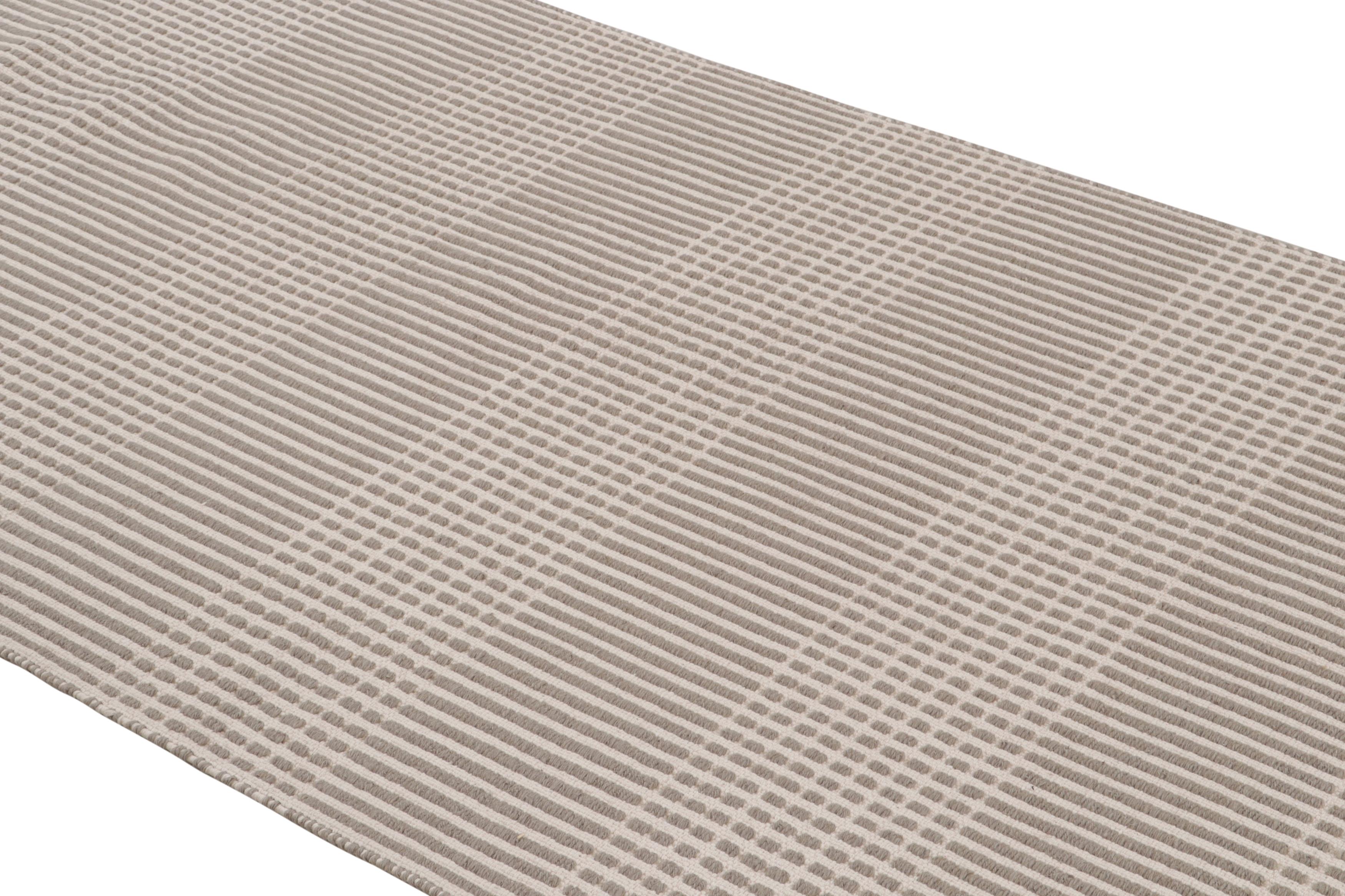 Questo runner fatto a mano a trama piatta si aggiunge alle aggiunte moderne e contemporanee della rinomata collezione Kilim & Flat Weave di Rug & Kilim-tessuto a mano in una miscela di canapa completamente naturale con una combinazione di tonalità