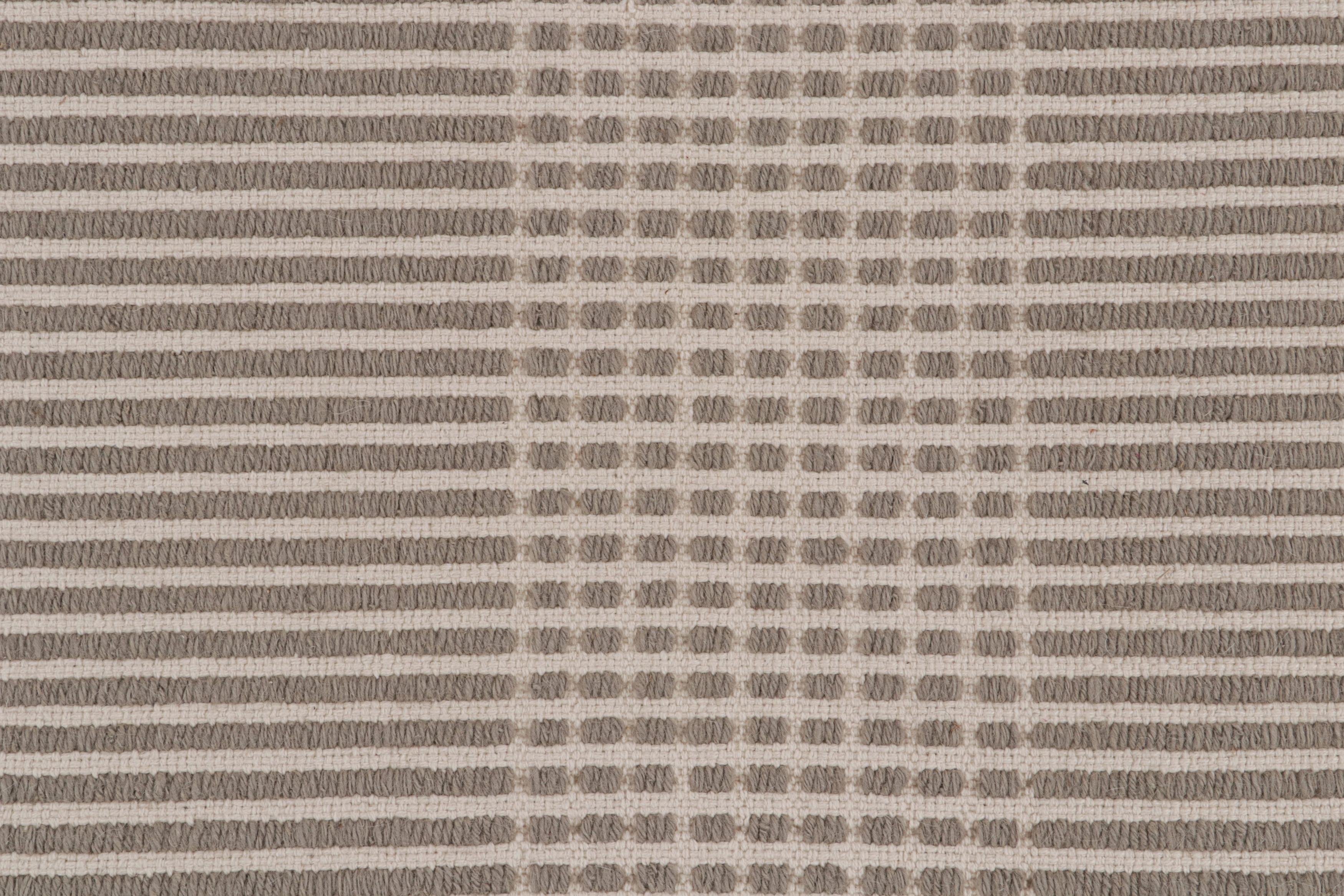 Kilim Moderno modello a righe geometriche a trama piatta beige e marrone in vendita