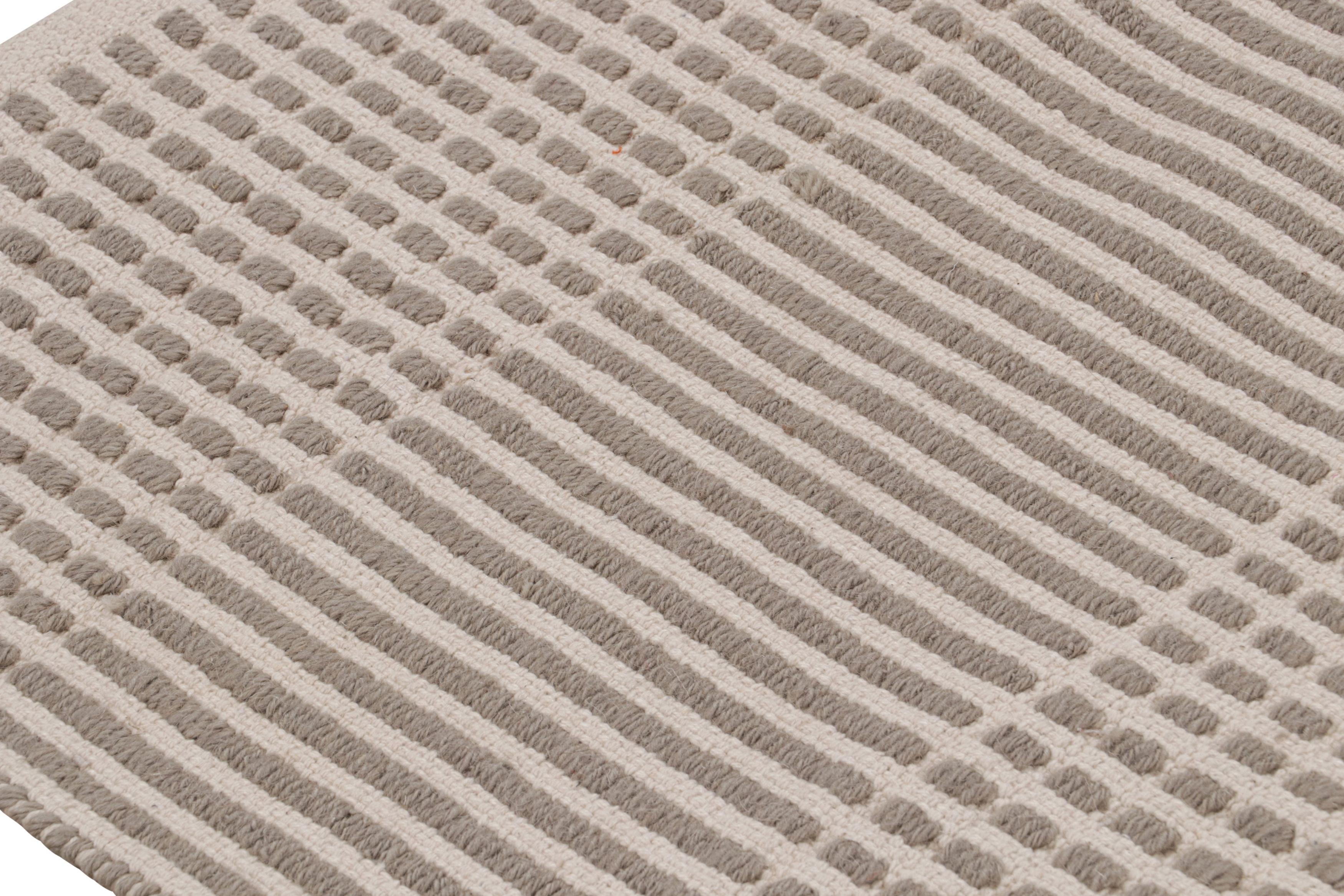 Moderno modello a righe geometriche a trama piatta beige e marrone In condizioni buone in vendita a Long Island City, NY