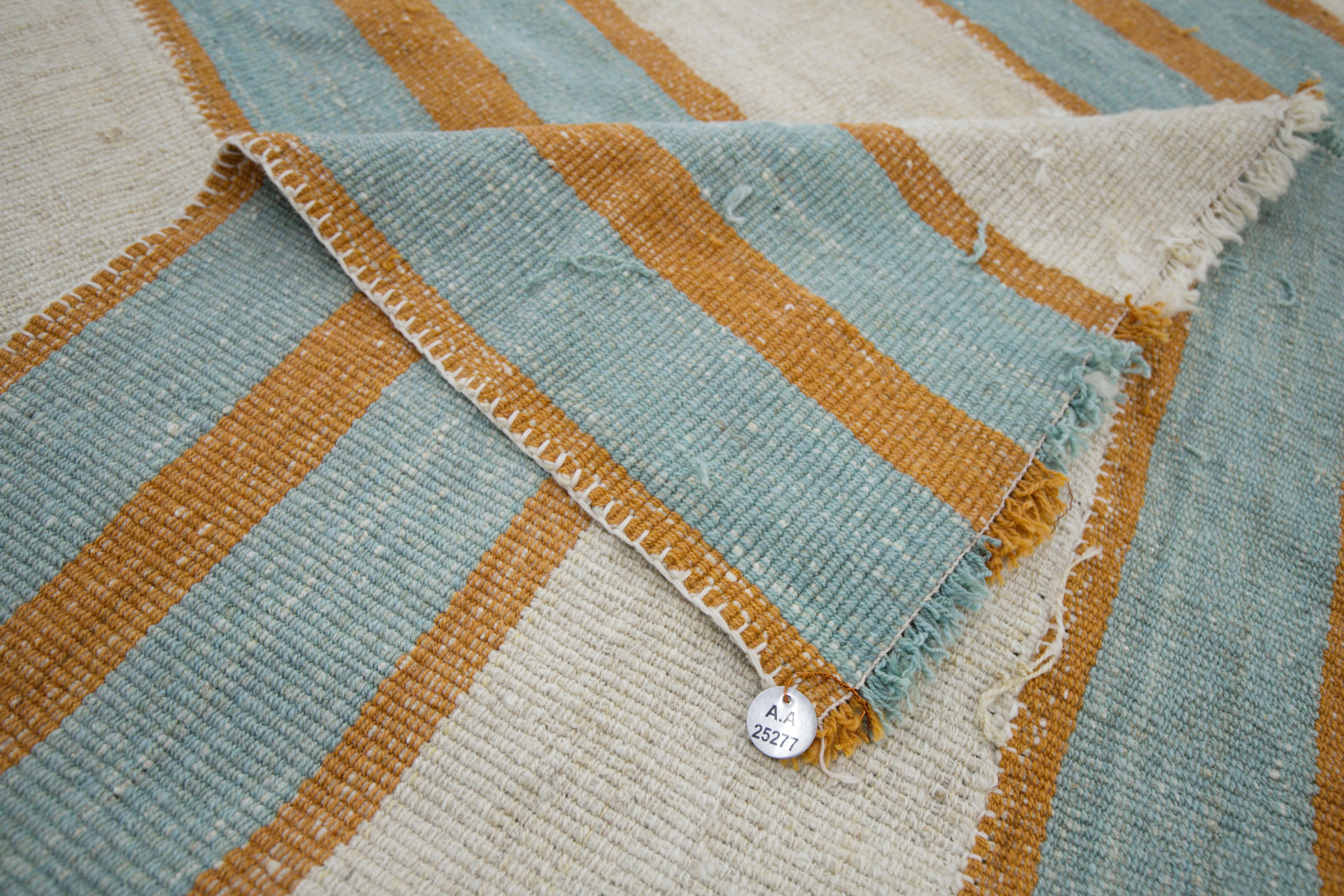 Moderner Flachgewebter Kelim-Teppich in Elfenbein mit blauen und orangefarbenen Streifen (Oushak) im Angebot