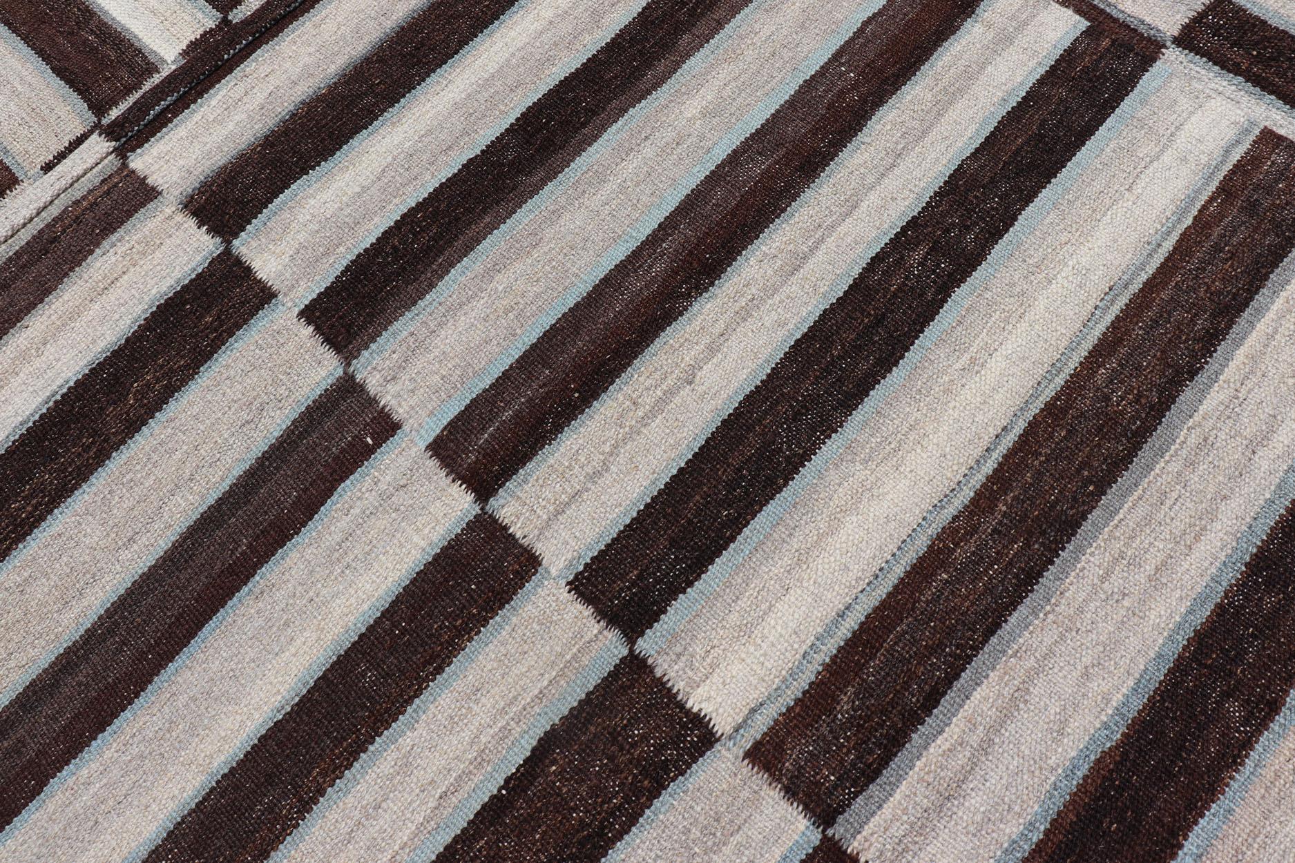 Moderno Rug & Kilim con design a righe a più pannelli in marrone cioccolato, crema in vendita 5
