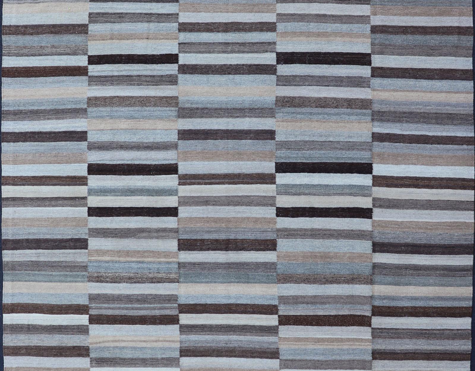 Tessuto a mano Moderno Rug & Kilim a trama piatta con design a righe a più pannelli nei toni della terra in vendita