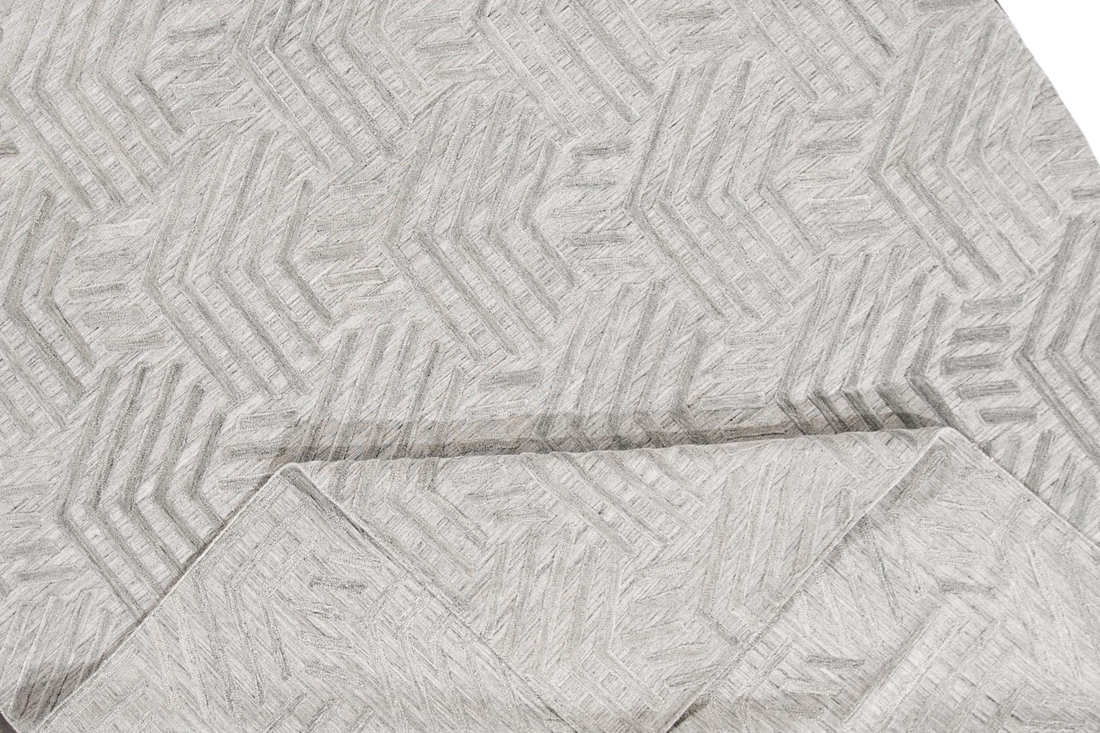 Un tapis moderne de transition à tissage plat avec un motif gris uni. Cette pièce fera une belle addition à votre maison. Ce tapis mesure 9 x 12.

