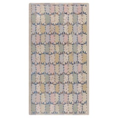 Moderner, flachgewebter, geometrischer Teppich in zartem Beige „Name Aquarelle“ von Doris Leslie Blau