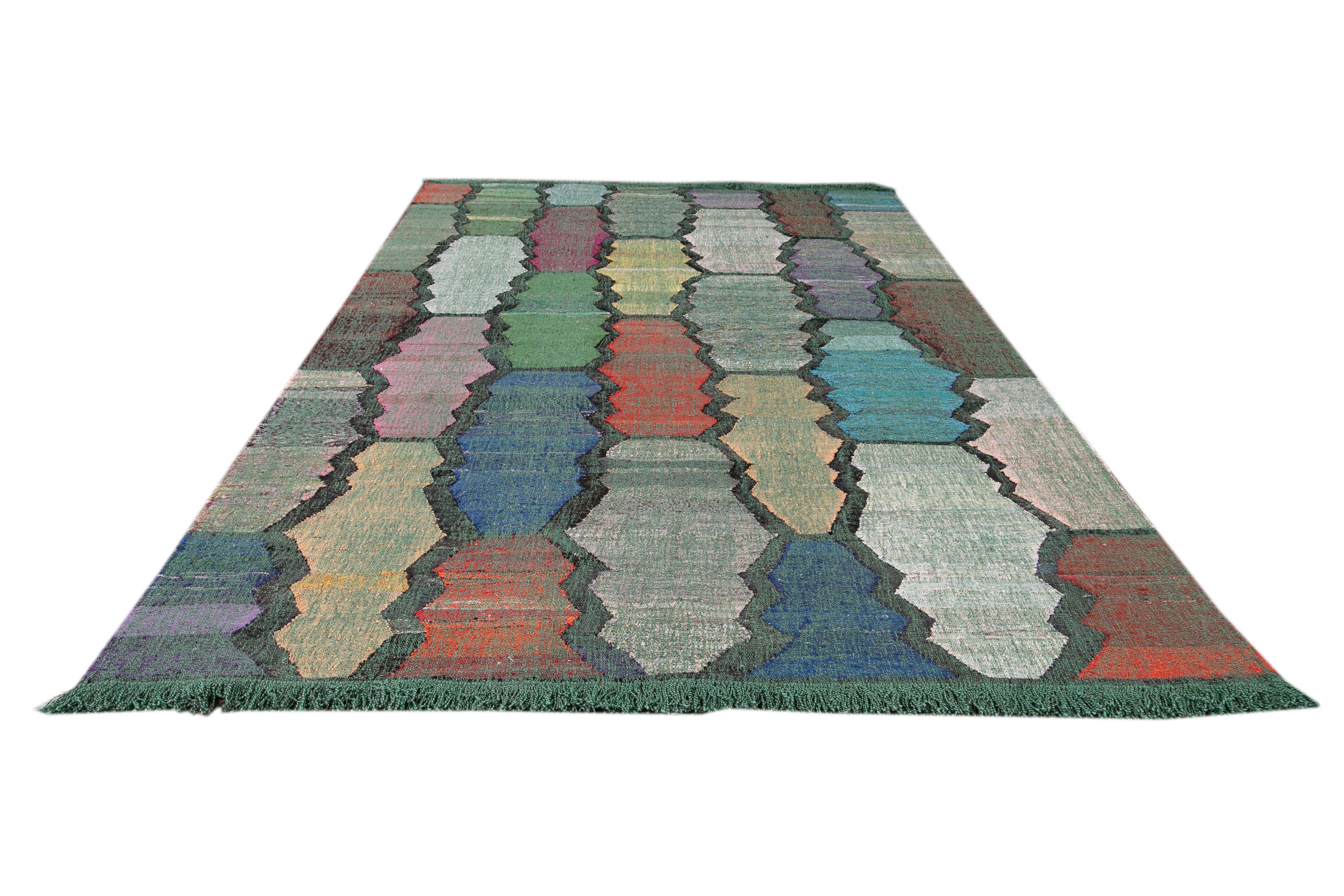 Moderner flachgewebter handgefertigter grüner geometrischer Wollteppich (Kelim) im Angebot