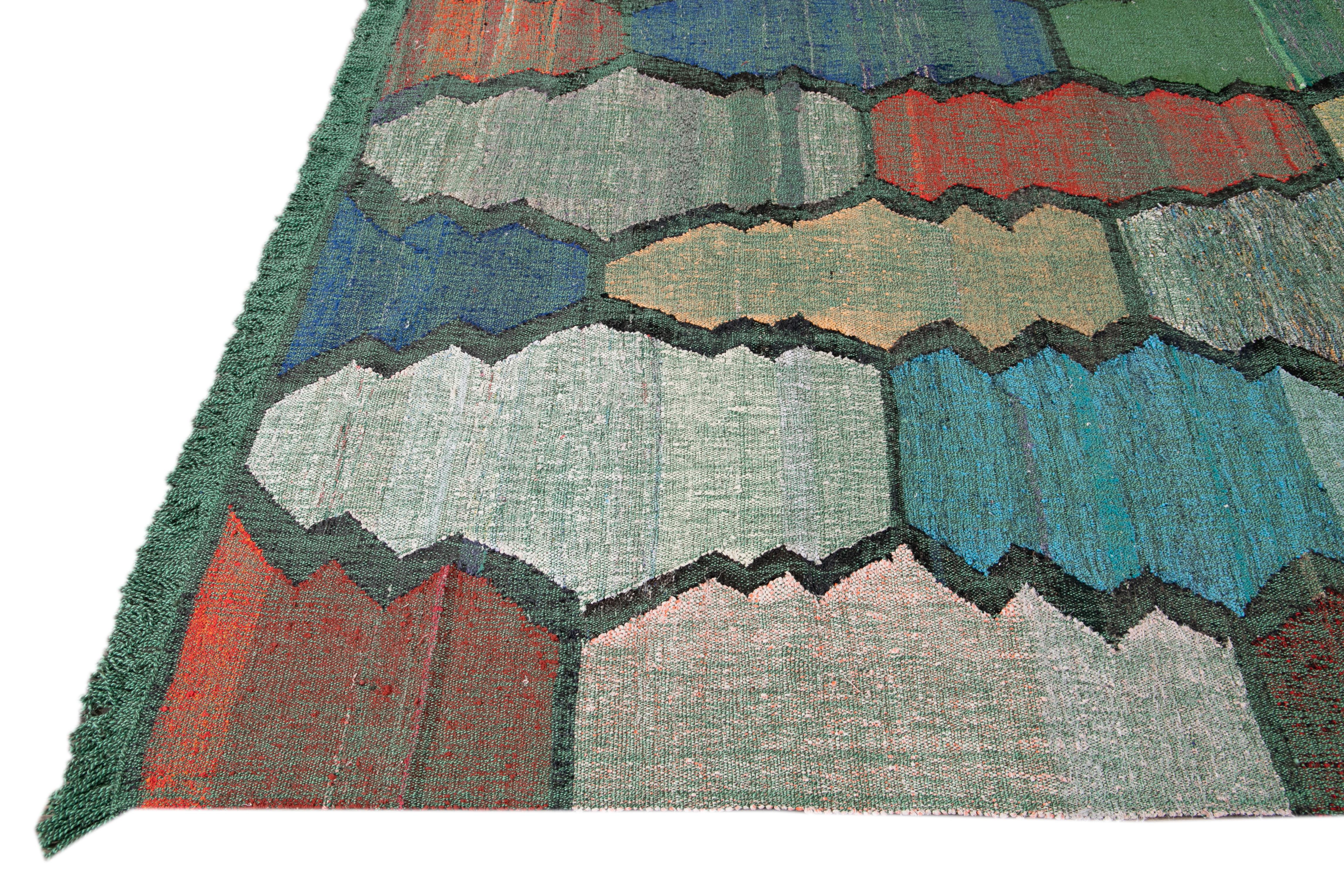 Moderner flachgewebter handgefertigter grüner geometrischer Wollteppich (Afghanisch) im Angebot