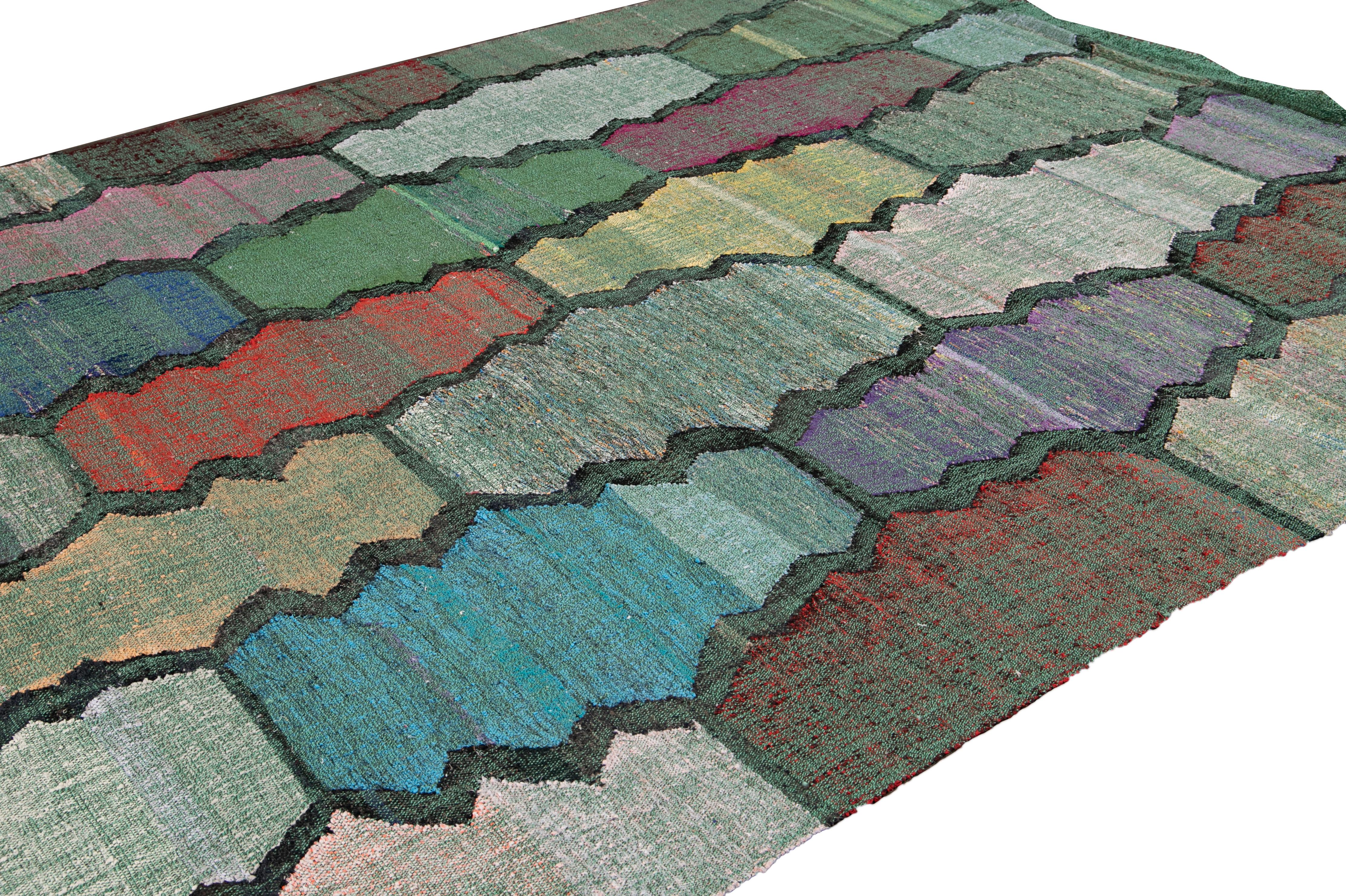 Moderner flachgewebter handgefertigter grüner geometrischer Wollteppich (Handgeknüpft) im Angebot