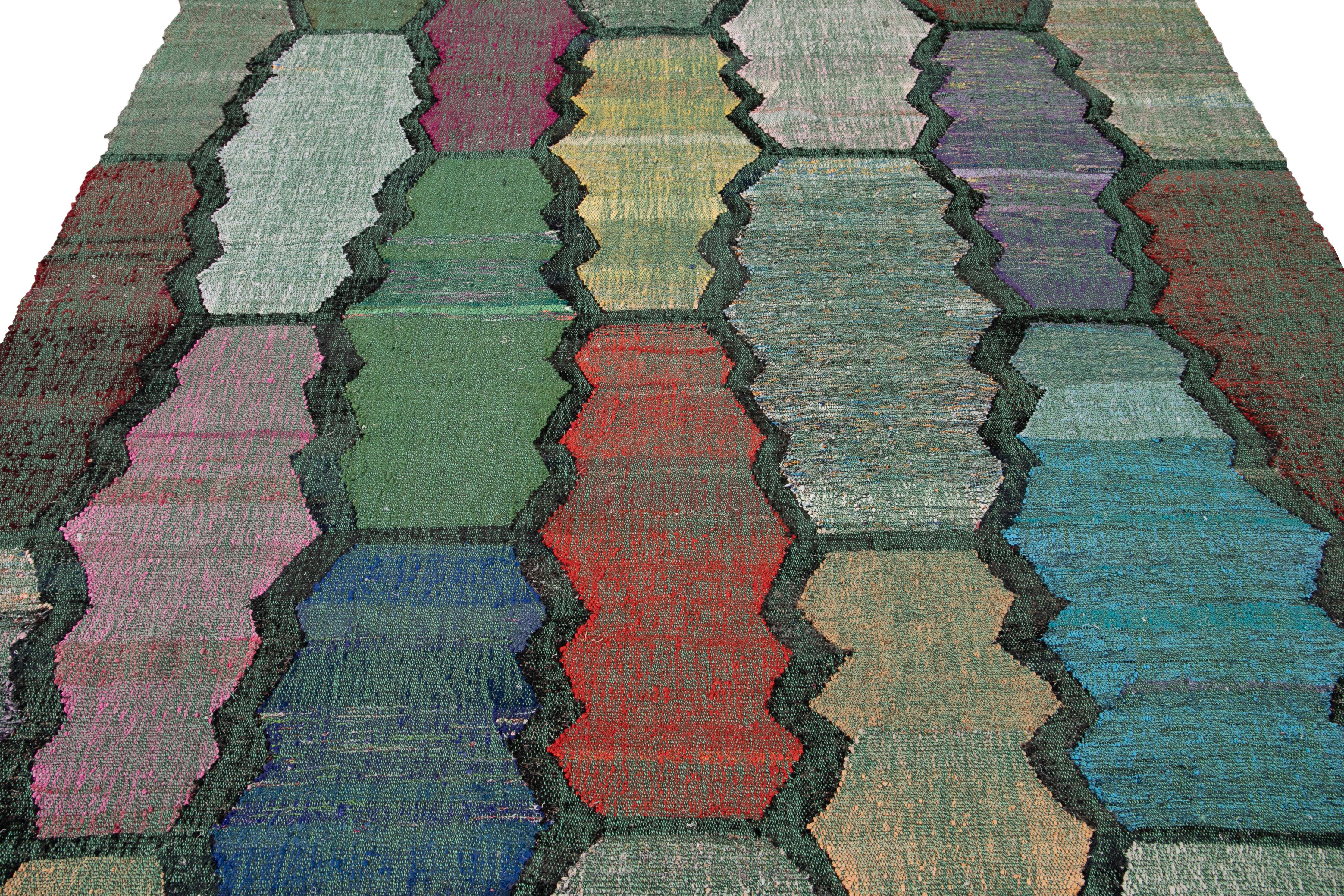 Moderner flachgewebter handgefertigter grüner geometrischer Wollteppich (Wolle) im Angebot