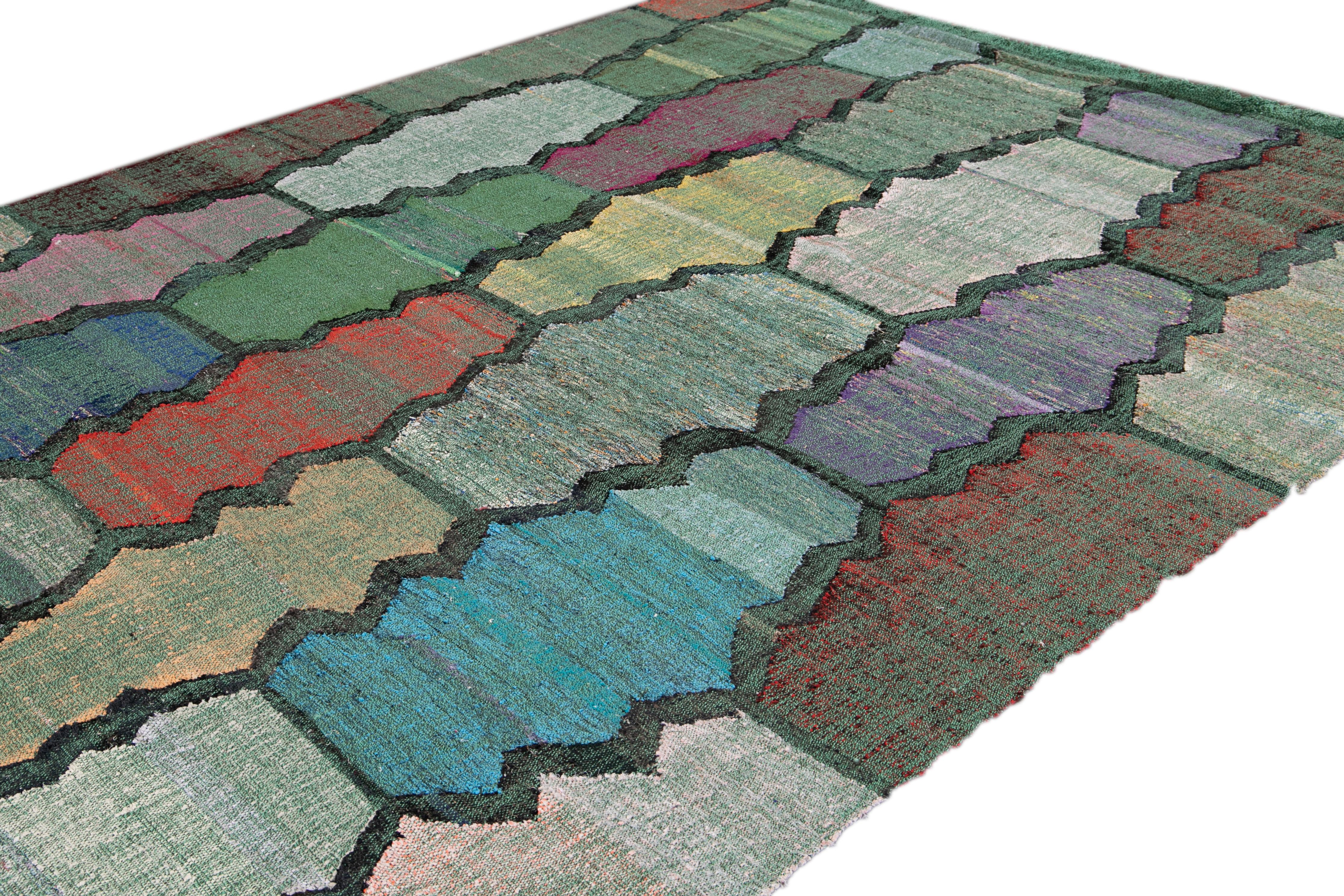 Moderner flachgewebter handgefertigter grüner geometrischer Wollteppich im Angebot 1